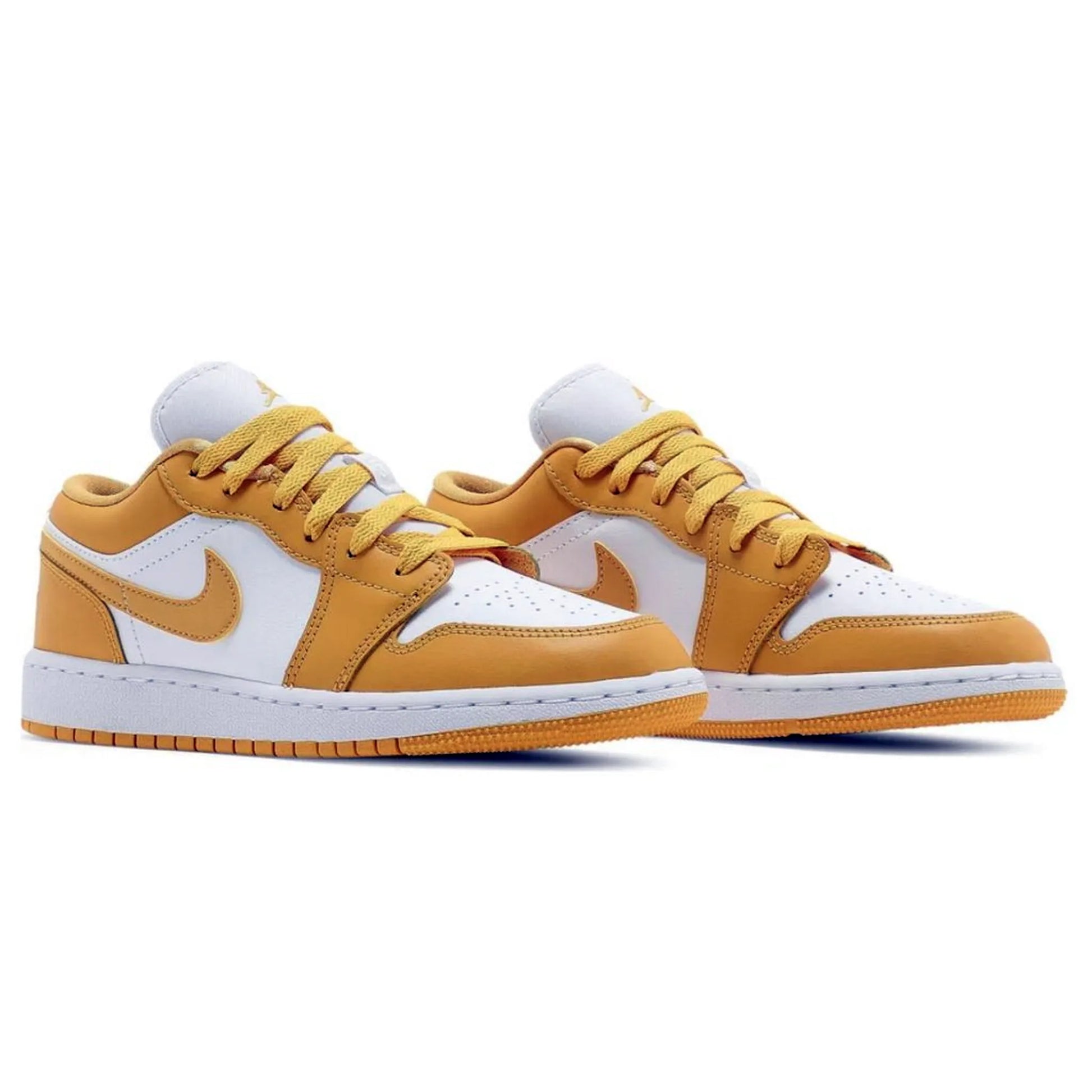 Zwei Air Jordan 1 Low GS White Pollen Sneakers nebeneinander, gelb-weißes Lederdesign mit gelben Schnürsenkeln und Swoosh, präsentiert auf weißem Hintergrund.