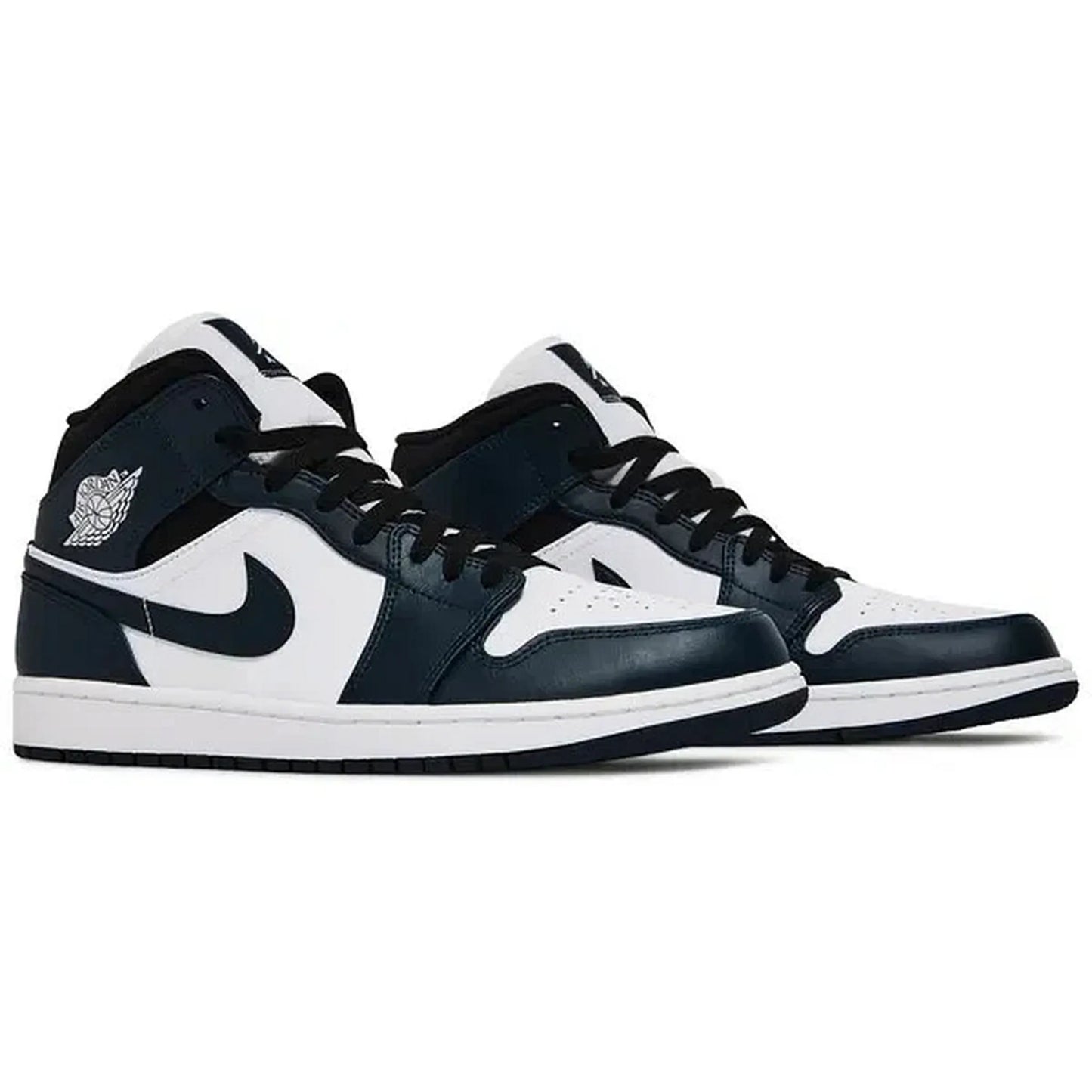 Air Jordan 1 Mid Sneaker in Dunkelblau, Weiß und Schwarz mit seitlichem Swoosh-Logo und klassischem High-Top-Design, präsentiert auf weißem Hintergrund.