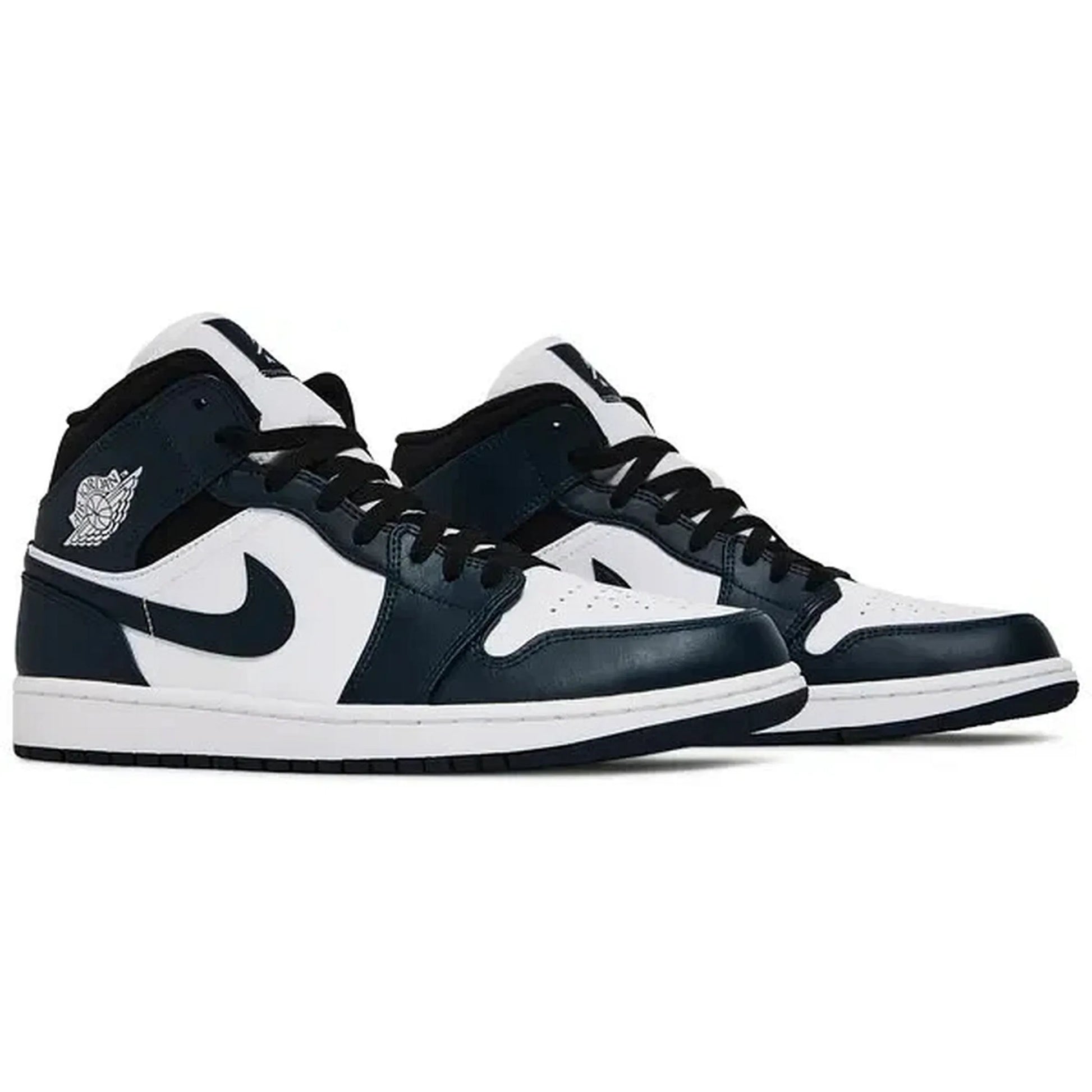 Air Jordan 1 Mid Sneaker in Dunkelblau, Weiß und Schwarz mit seitlichem Swoosh-Logo und klassischem High-Top-Design, präsentiert auf weißem Hintergrund.