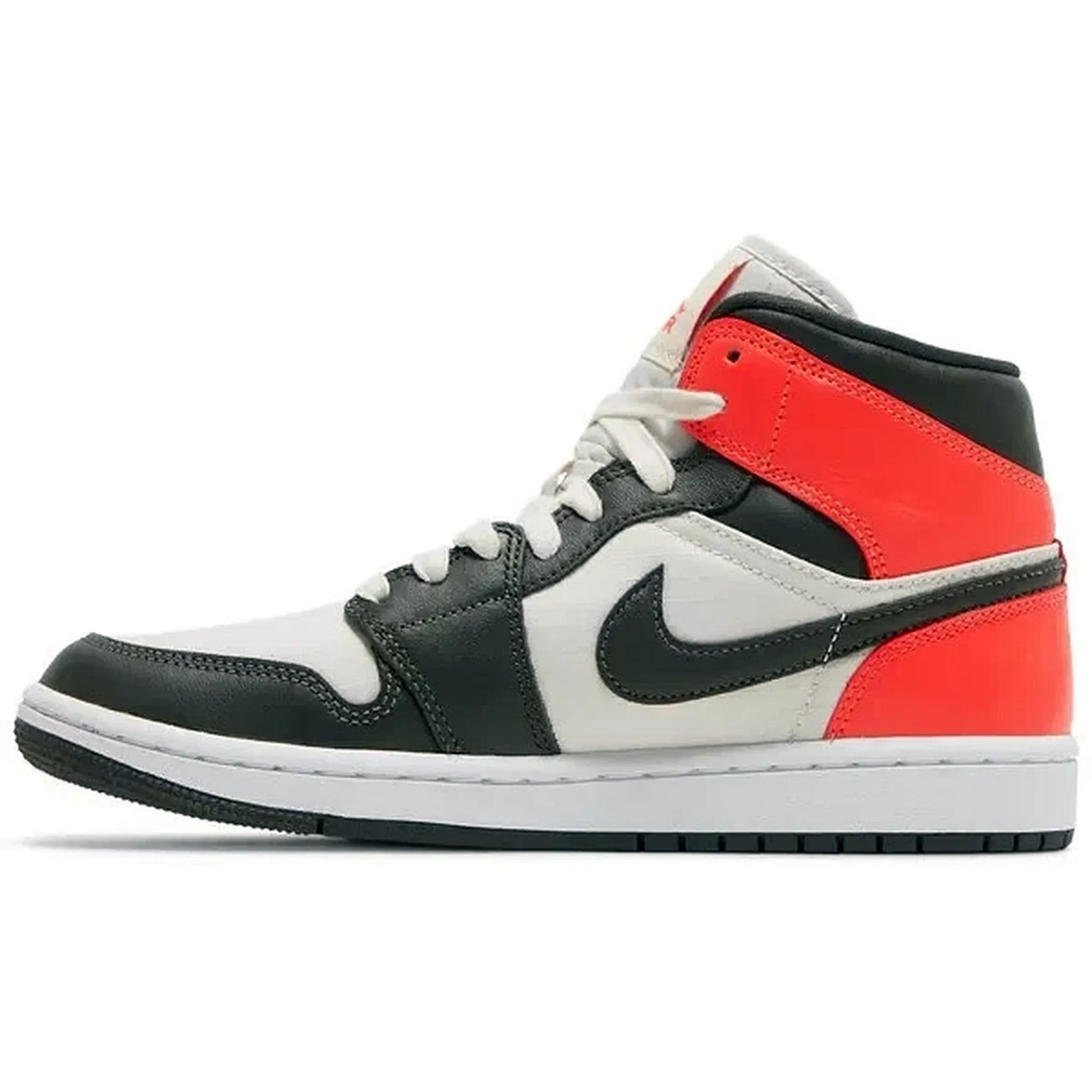 Nike Air Jordan 1 Mid Wmns Newsprint Light Orewood Brown – Damen Sneaker in Schwarz, Weiß und Rot mit klassischem Nike Swoosh, Seitenansicht der Mid-Top Silhouette.