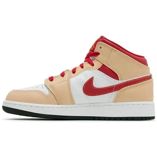 Nike Air Jordan 1 Mid GS Light Curry Cardinal Red Sneaker – Seitenansicht Kinder- und Jugendmodell mit beigem, rotem und weißem Leder, rote Schnürsenkel und klassischem Air Jordan Logo