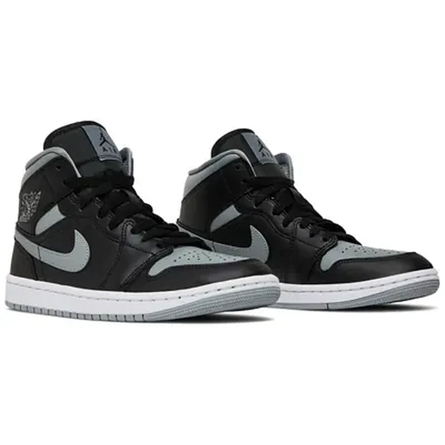 Nike Air Jordan 1 Mid Wmns Shadow – Damen Sneaker in Schwarz und Grau mit hellem Swoosh und weißer Zwischensohle, Paaransicht schräg von vorne der beliebten Mid-Top Variante.