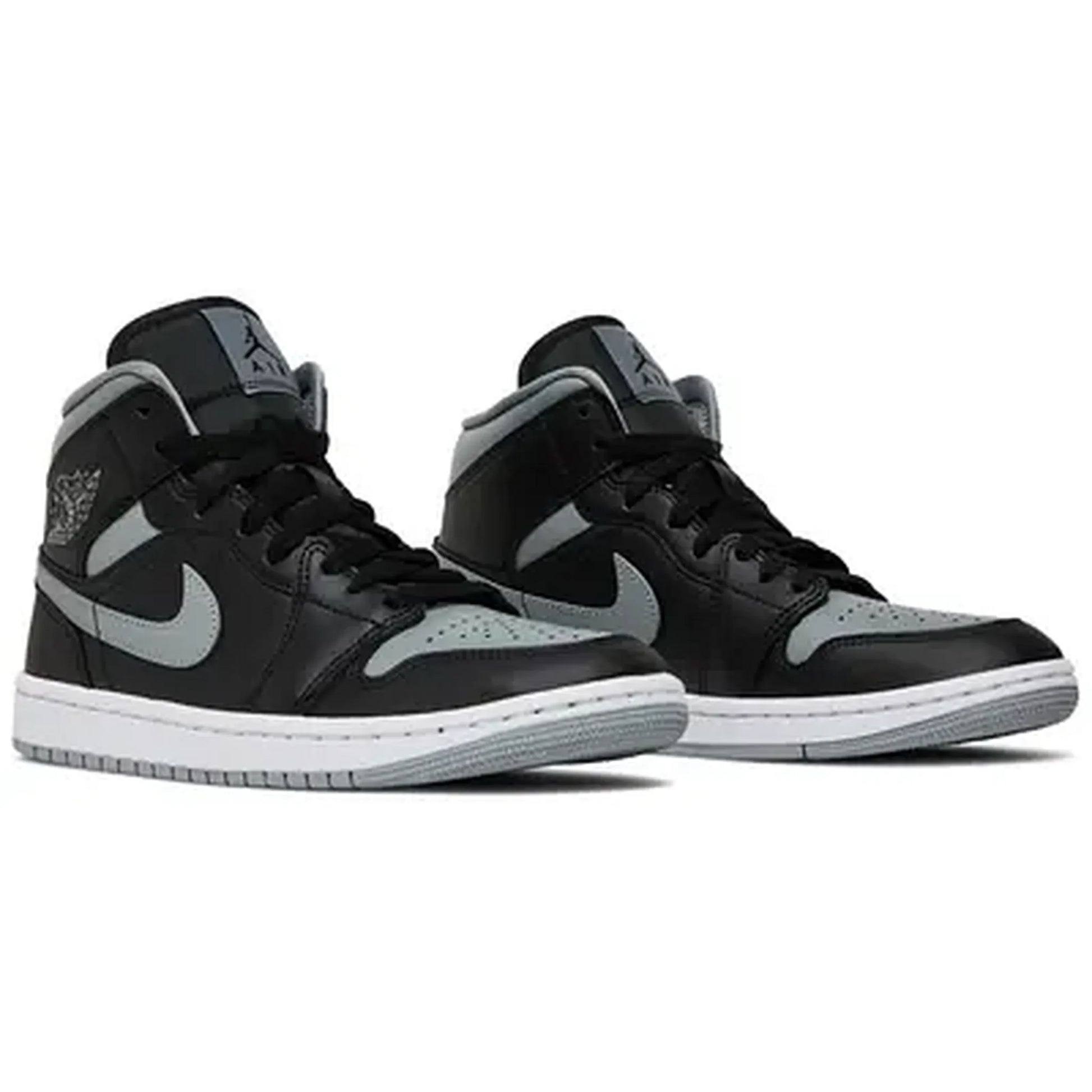 Nike Air Jordan 1 Mid Wmns Shadow – Damen Sneaker in Schwarz und Grau mit hellem Swoosh und weißer Zwischensohle, Paaransicht schräg von vorne der beliebten Mid-Top Variante.