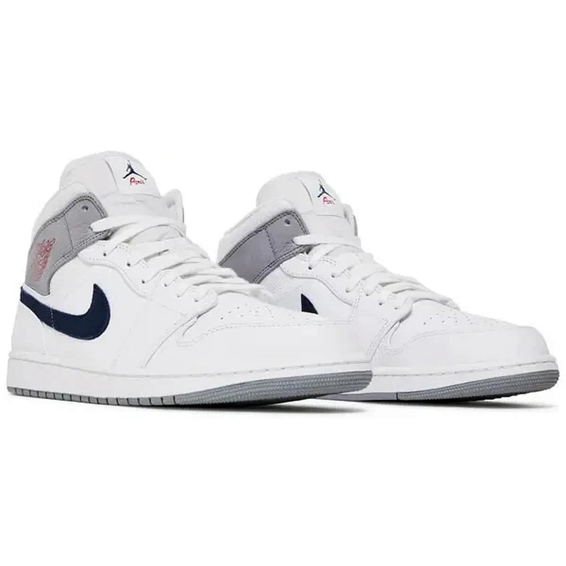 Air Jordan 1 Mid Paris White Sneaker – Weiße und graue Nike Basketballschuhe mit navyfarbenem Swoosh, Paaransicht von schräg vorne für Herren und Damen.