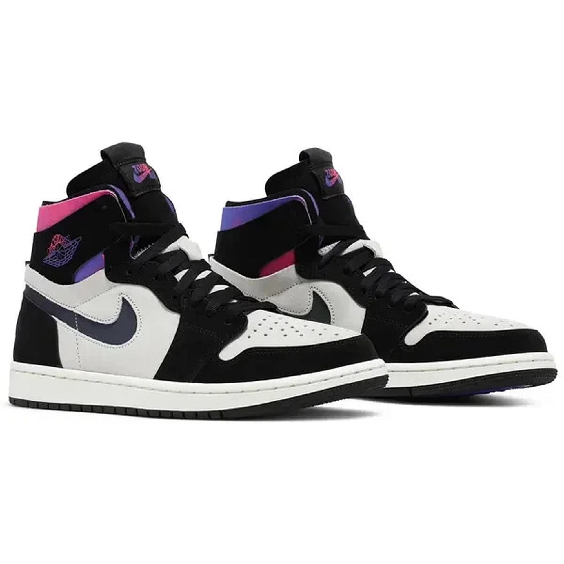 Air Jordan 1 High Zoom CMFT PSG, Paaransicht der Sneaker mit grauer, schwarzer und weißer Lederkombination, violett-pinkem Schaft und Nike-Swoosh, stehend auf weißem Hintergrund.
