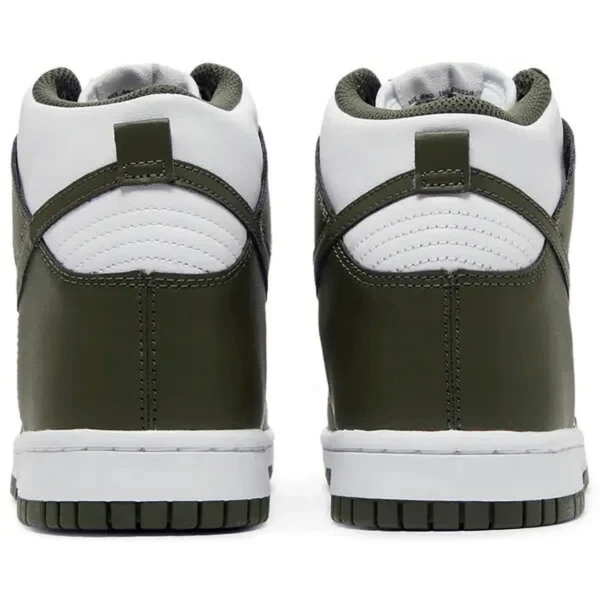 Nike Dunk High Retro GS Cargo Khaki – Rückansicht des weißen und olivgrünen High-Top-Sneakers mit verstärkter Ferse und klassischem Nike-Branding