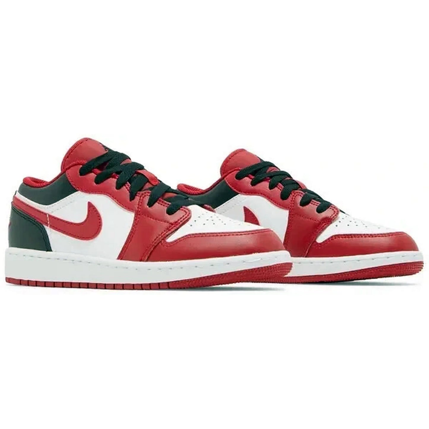 Air Jordan 1 Low GS Bulls, Paaransicht des Sneakers in Rot, Weiß und Dunkelgrün mit schwarzer Schnürung und roter Sohle, auf weißem Hintergrund.