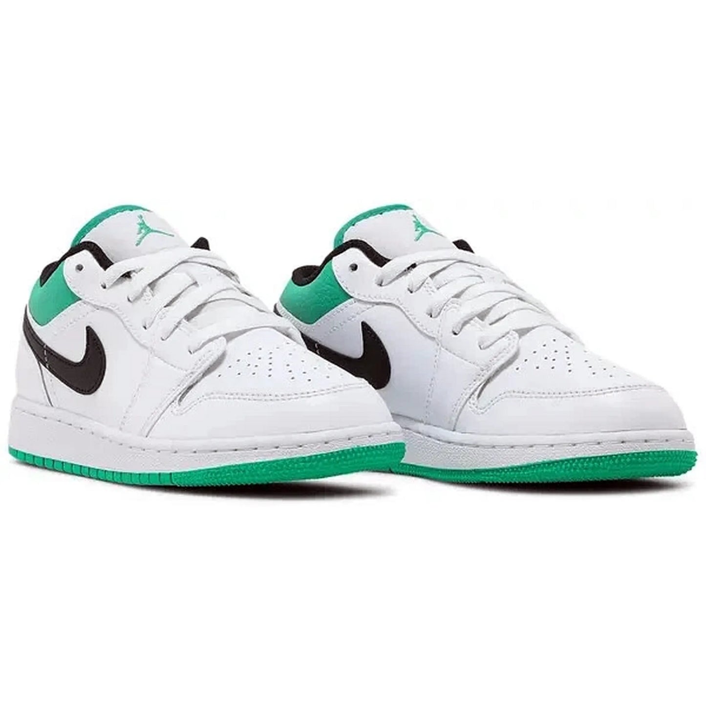 Air Jordan 1 Low GS White Lucky Green, Paaransicht des weißen Sneakers mit schwarzem Nike-Swoosh und grüner Außensohle, leicht schräg von vorne fotografiert, auf weißem Hintergrund.