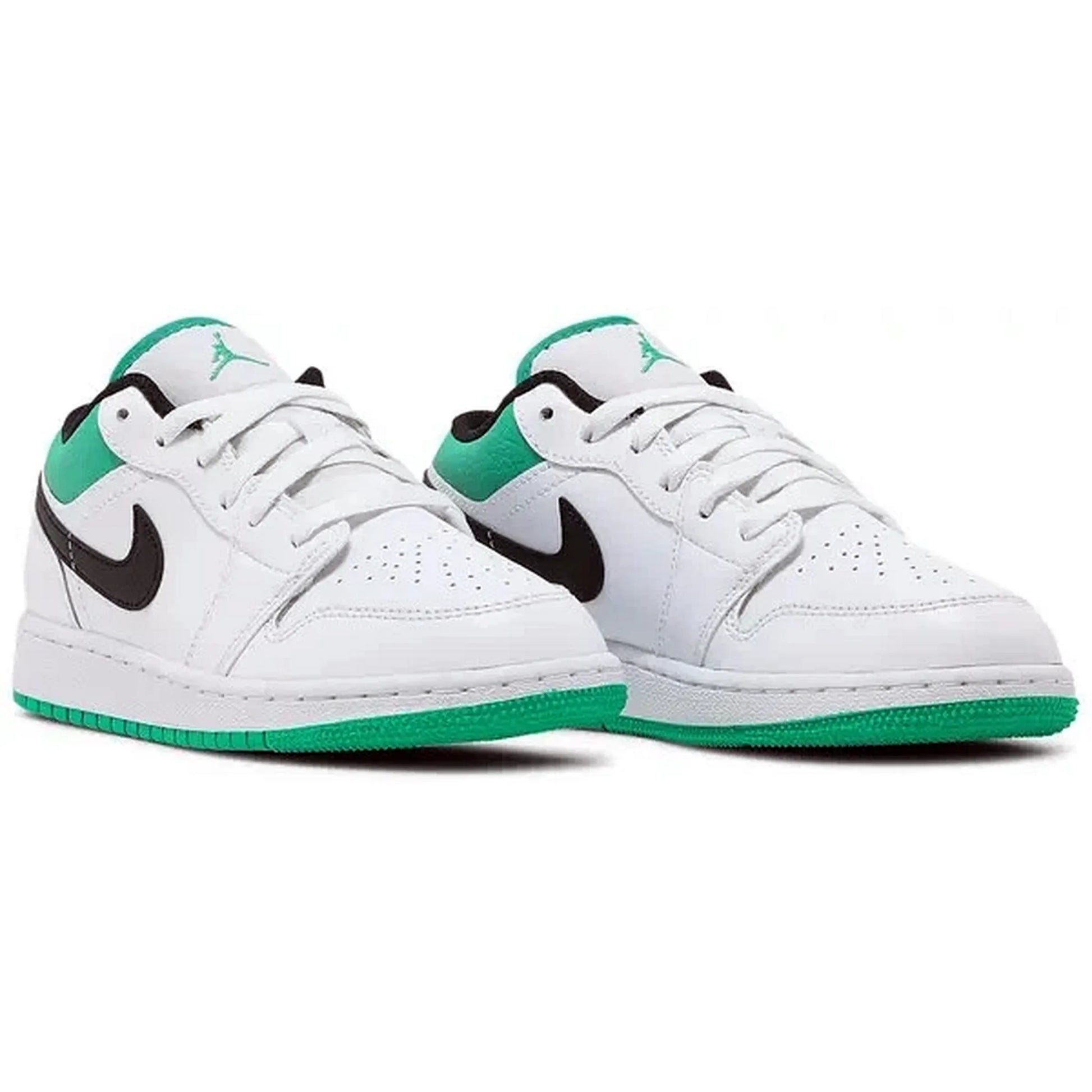 Air Jordan 1 Low GS White Lucky Green, Paaransicht des weißen Sneakers mit schwarzem Nike-Swoosh und grüner Außensohle, leicht schräg von vorne fotografiert, auf weißem Hintergrund.