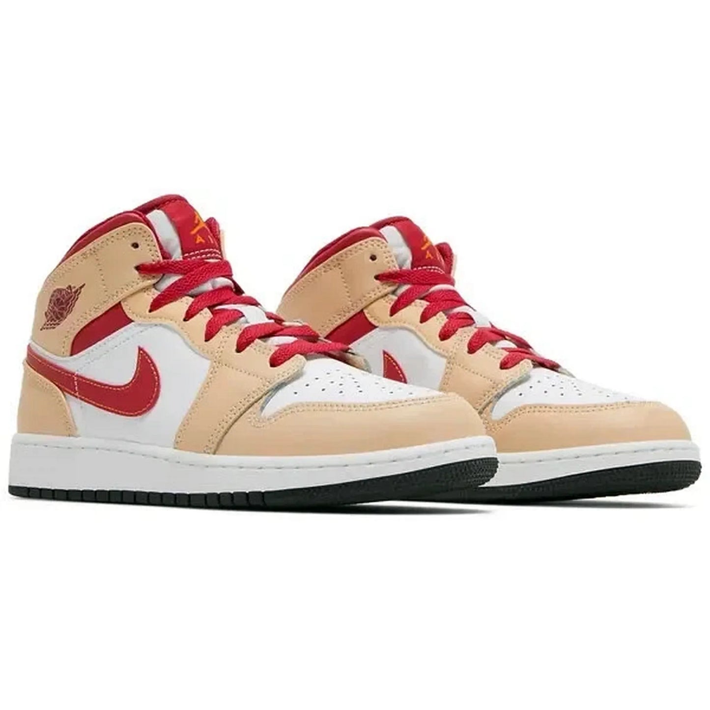 Nike Air Jordan 1 Mid GS Light Curry Cardinal Red Sneaker für Kinder und Jugendliche – Paaransicht in Beige, Weiß und Rot mit roten Schnürsenkeln und klassischem Jordan Wings Logo auf weißem Hintergrund