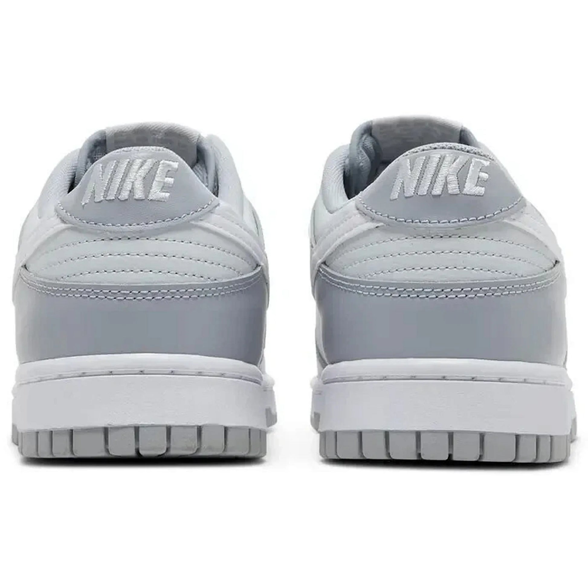 Nike Dunk Low Two Tone Grey – Rückansicht des grauen Sneakers mit weißem Nike-Logo auf der Ferse und zweifarbiger Gummisohle auf weißem Hintergrund.