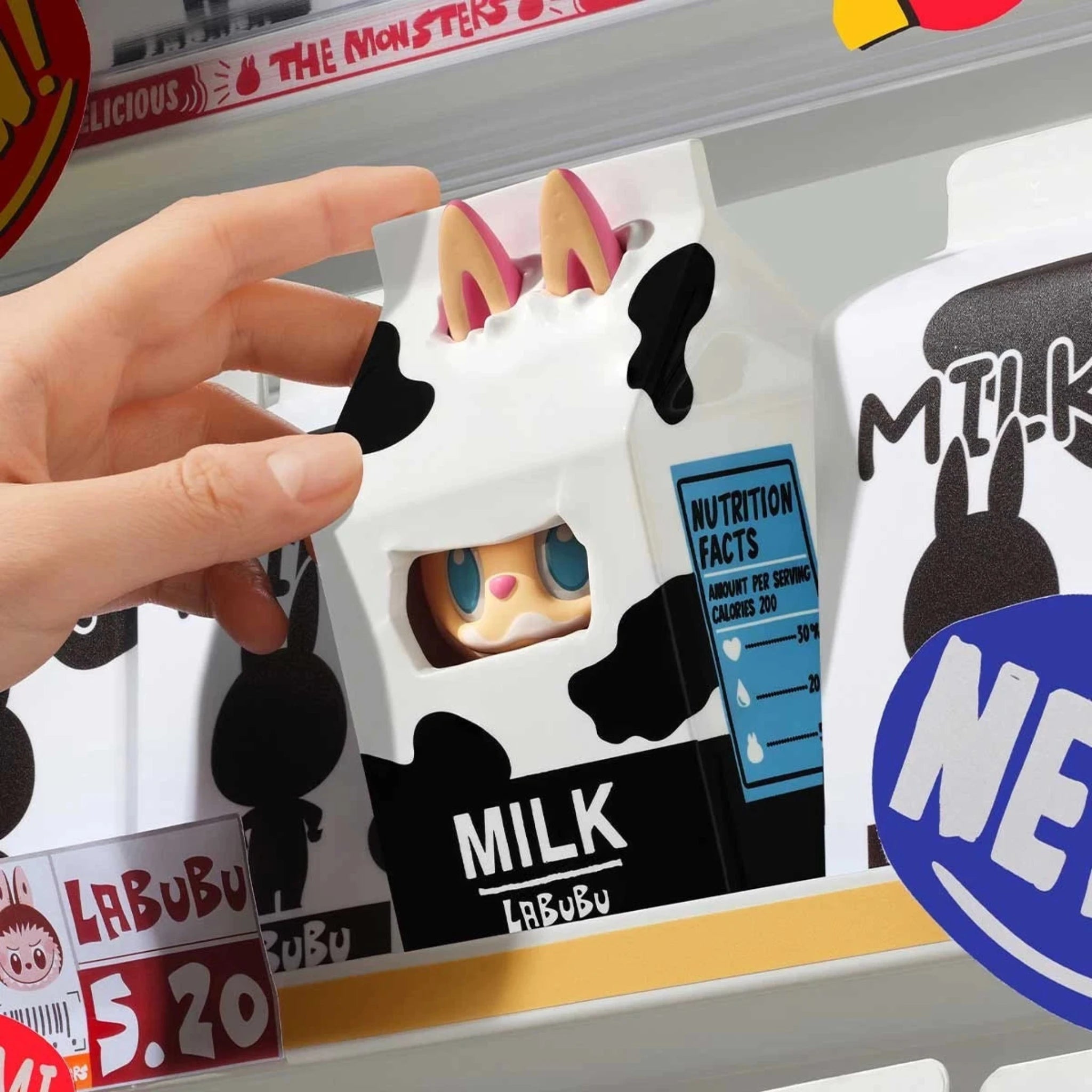 POP MART LABUBU THE MONSTERS Figur – verspielte Designerfigur im Milchkarton-Design mit Kuhmuster aus der Wacky Mart Kollektion, Teil der beliebten LABUBU Sammelserie.