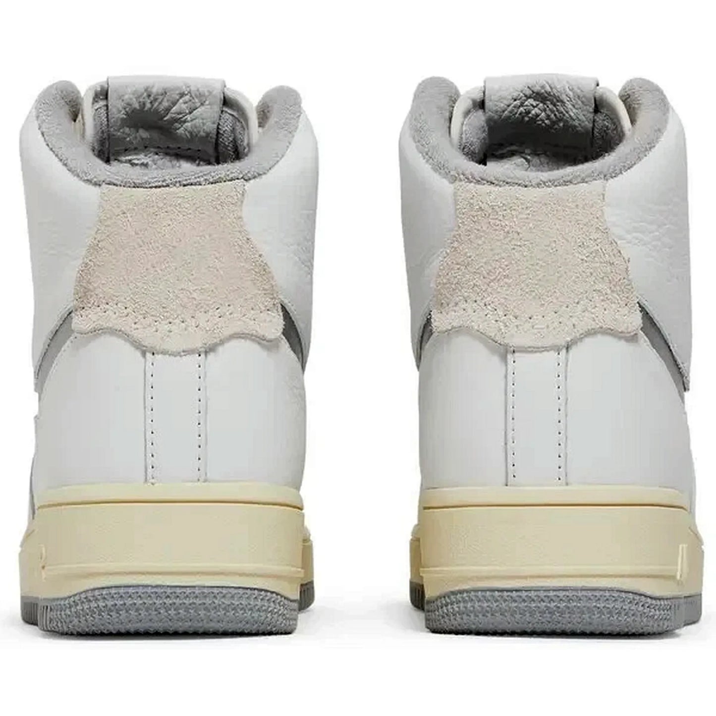 Nike Air Force 1 High Sculpt White Silver – Rückansicht des weißen High-Top-Sneakers mit Wildlederdetails an der Ferse, silbernem Akzent und cremefarbener Zwischensohle im Retro-Stil.