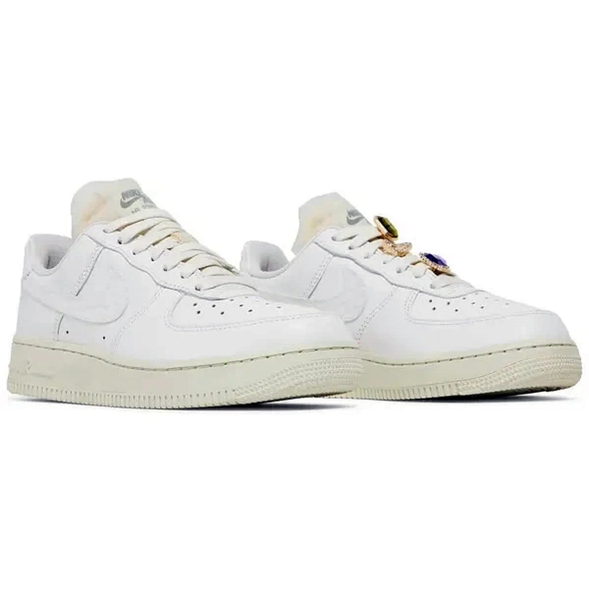 Nike Air Force 1 Low PRM Jewels White – Frontansicht des limitierten weißen Ledersneakers mit glänzenden Jewel-Swooshs, cremefarbener Vintage-Sohle und goldenen Lace Locks.