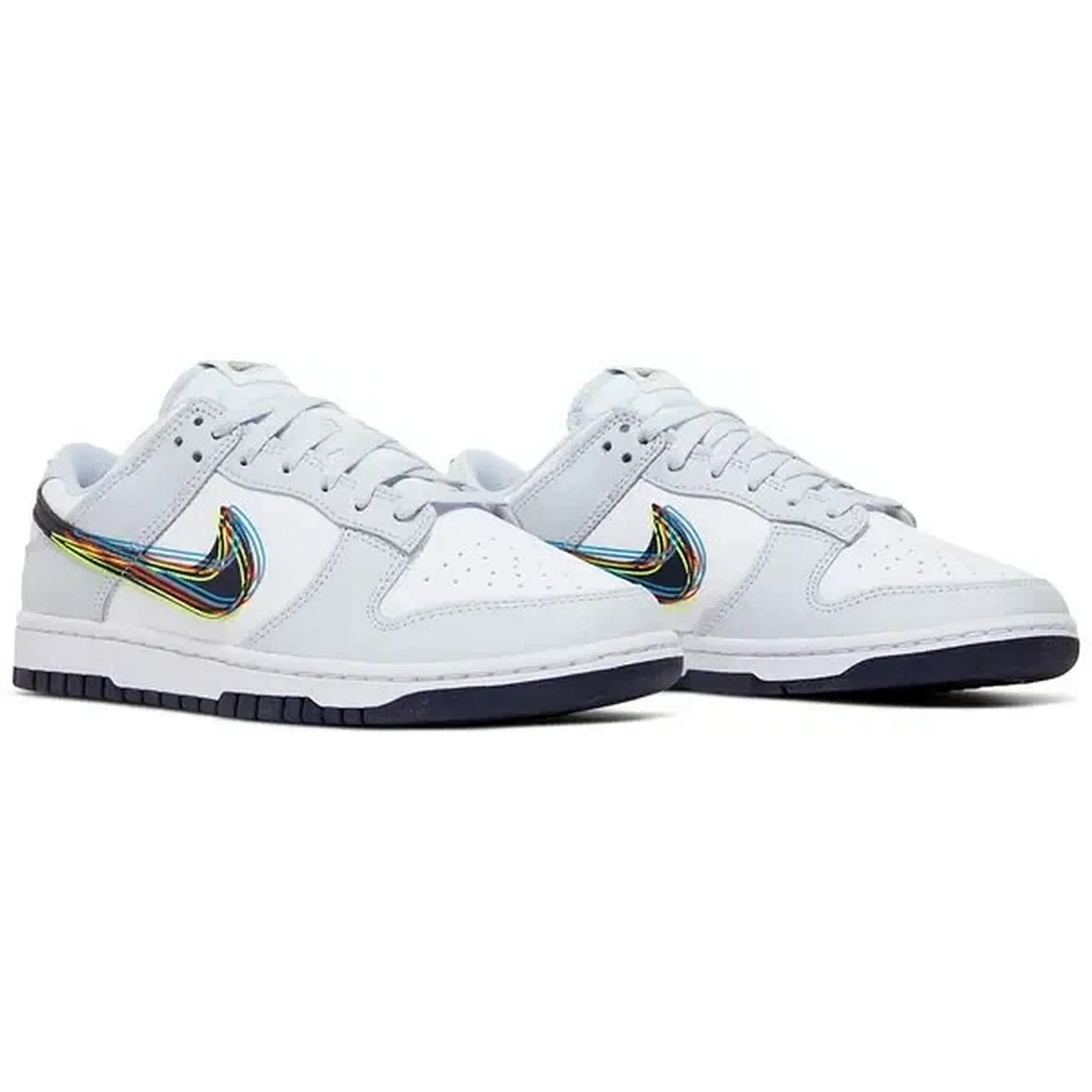 Nike Dunk Low 3D Swoosh – Paaransicht der weißen Low-Top-Sneaker mit glänzendem, mehrfarbigem 3D-Swoosh in Blau, Gelb, Rot und Grün, weißen Schnürsenkeln und dunkelgrauer Außensohle auf weißem Hintergrund