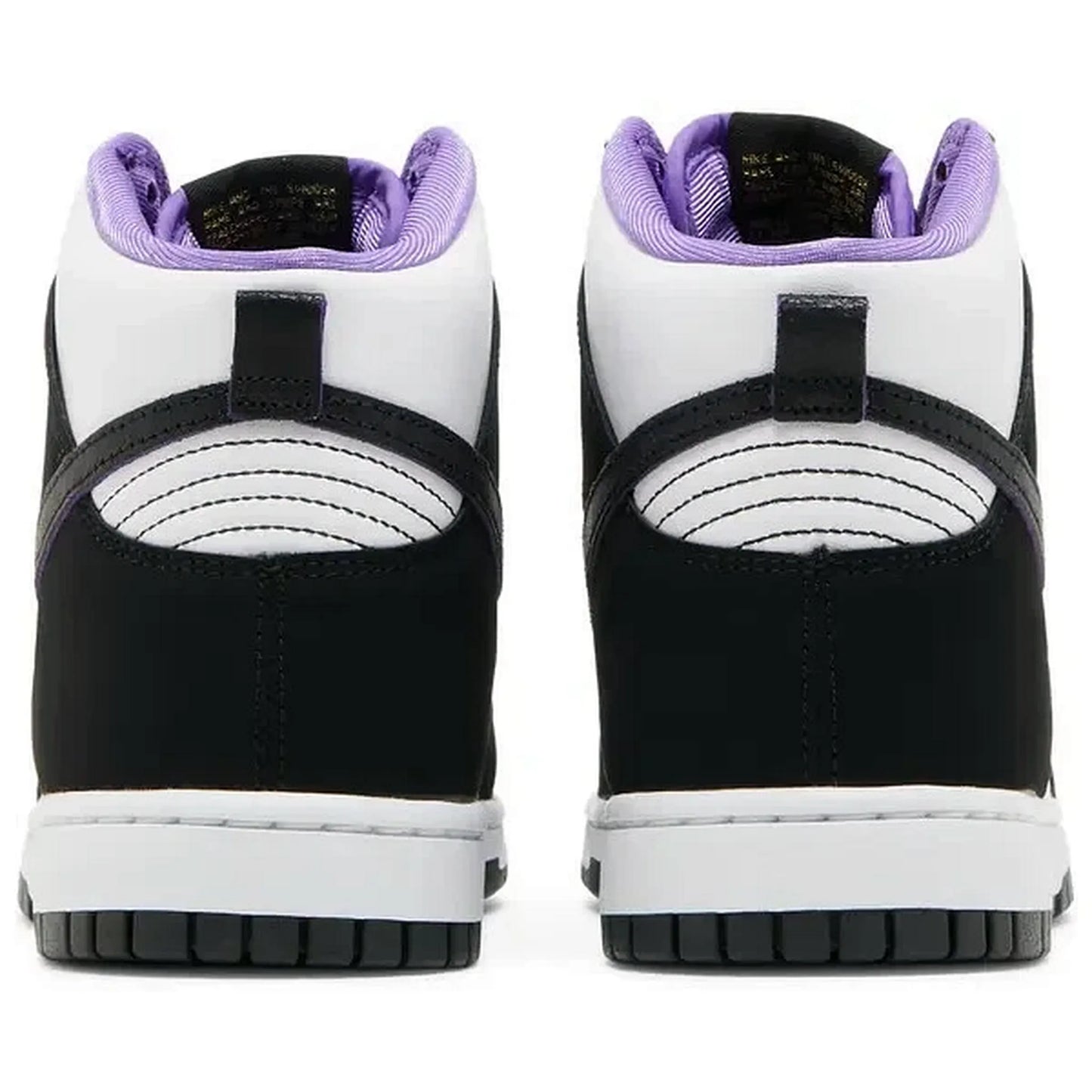 Nike Dunk High SE World Champs – Rückansicht des schwarz-weißen High-Top-Sneakers mit violettem Innenfutter, weißen Nähten und schwarzer Fersenlasche auf weißem Hintergrund