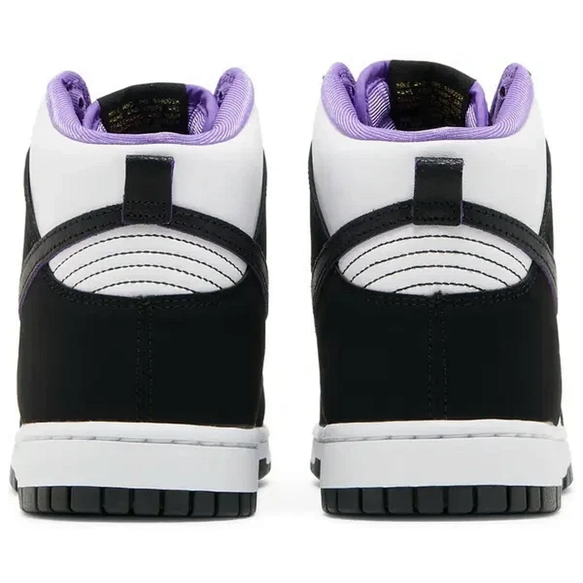 Nike Dunk High SE World Champs – Rückansicht des schwarz-weißen High-Top-Sneakers mit violettem Innenfutter, weißen Nähten und schwarzer Fersenlasche auf weißem Hintergrund