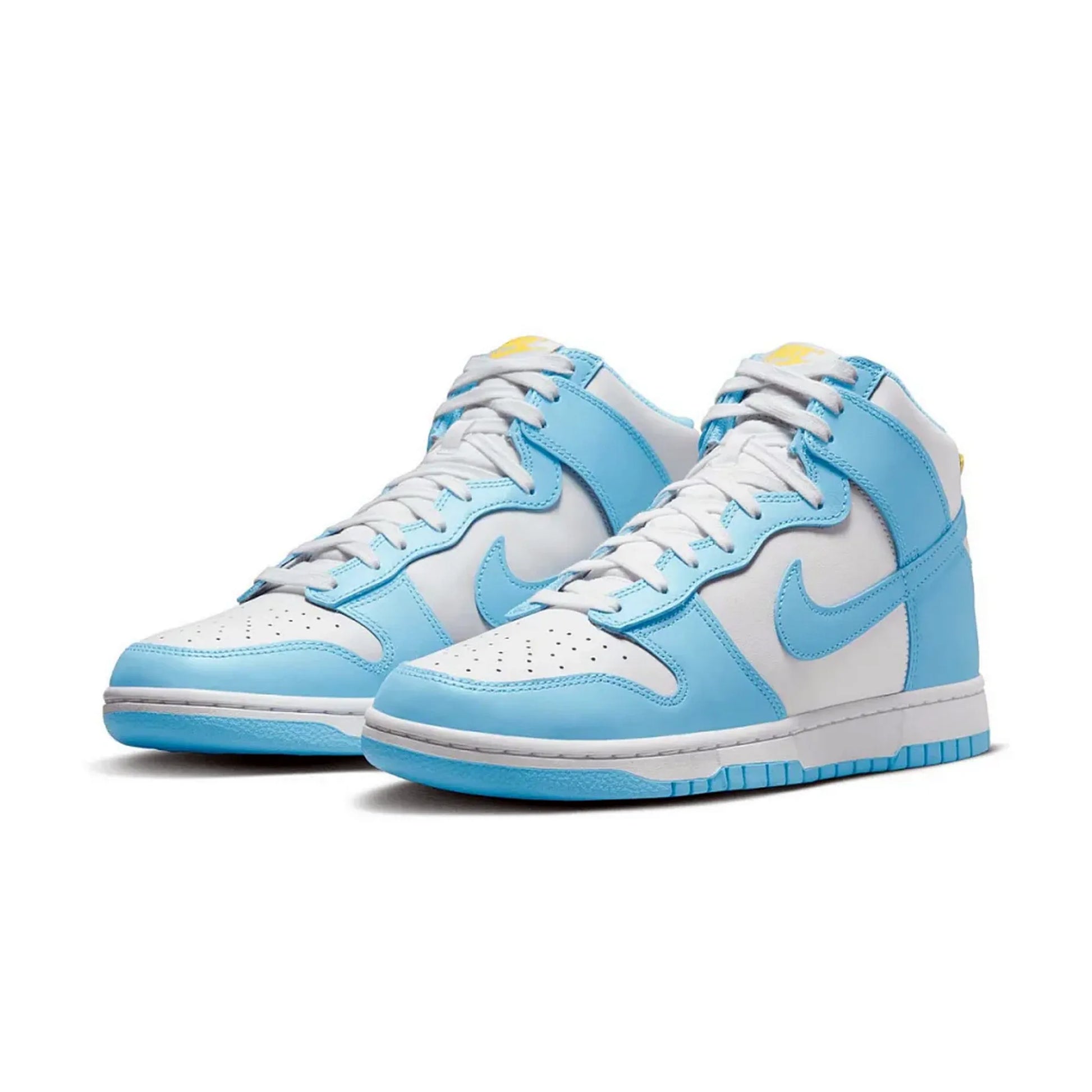Nike Dunk High Blue Chill – Paaransicht – limitierte High-Top-Sneaker in Weiß und Hellblau mit perforierter Zehenbox, weißer Mittelsohle und hellblauer Außensohle für Damen