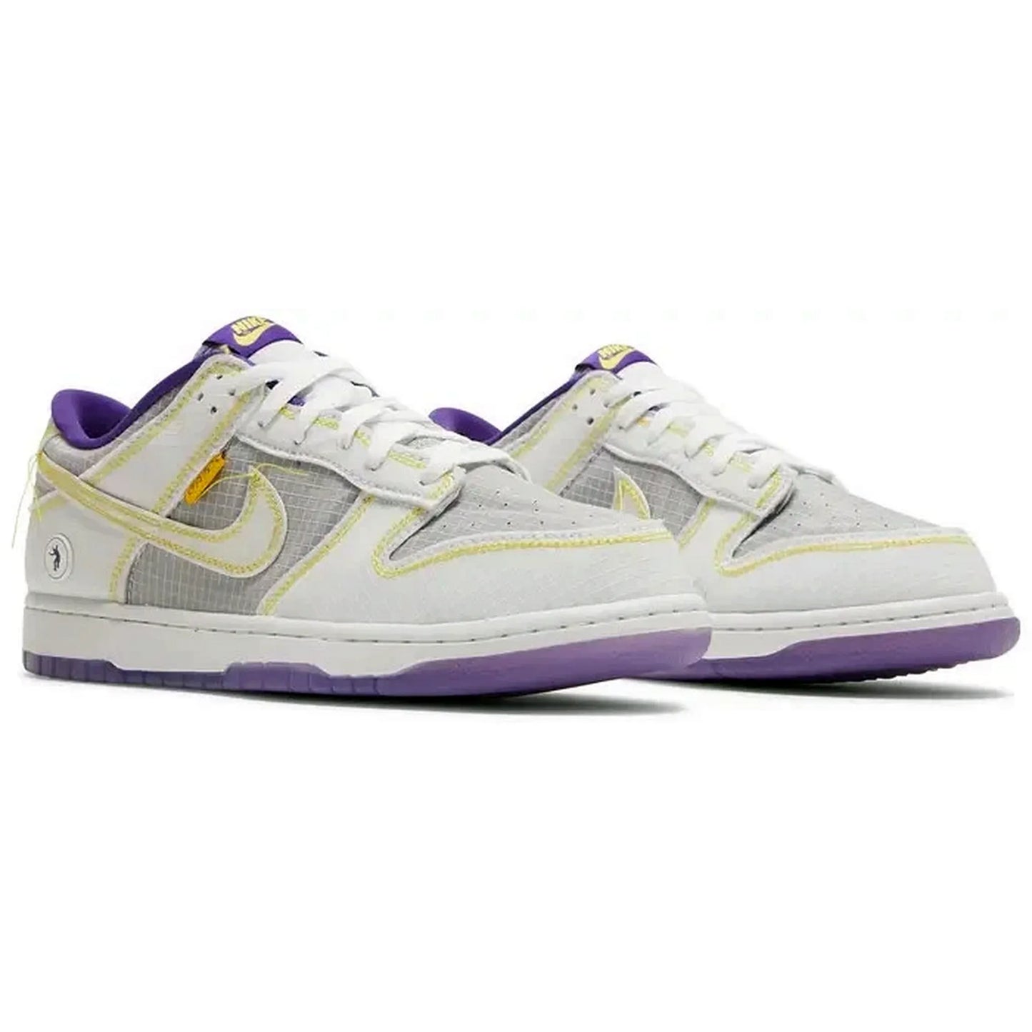 Nike Dunk Low Union Passport Pack Court Purple – Paaransicht des Sneakers mit lilafarbener Sohle, transparentem Upper und gelben Details auf weißem Hintergrund.