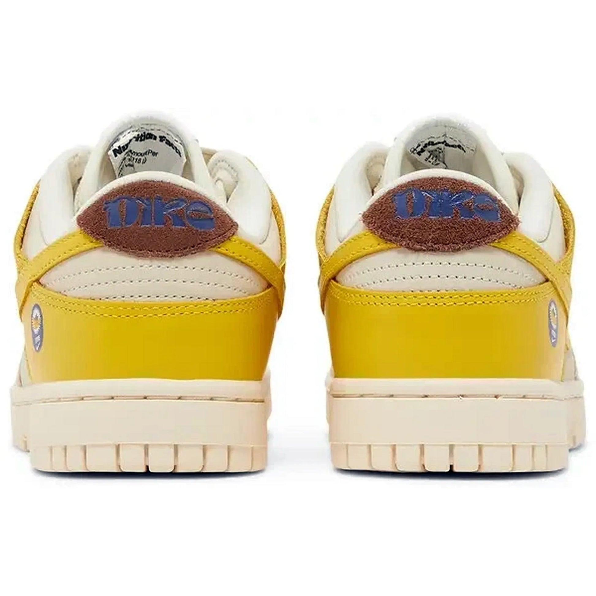 Nike Dunk Low LX Wmns Banana – Rückansicht des gelb-beigen Damen-Sneakers mit brauner Fersenlasche, blauem Nike-Sticklogo und Bananen-Emblem auf der Seite vor weißem Hintergrund
