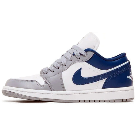 Air Jordan 1 Low French Blue, Seitenansicht der linken Schuhseite in Weiß, Grau und Dunkelblau mit klassischem Nike-Swoosh, auf weißem Hintergrund.