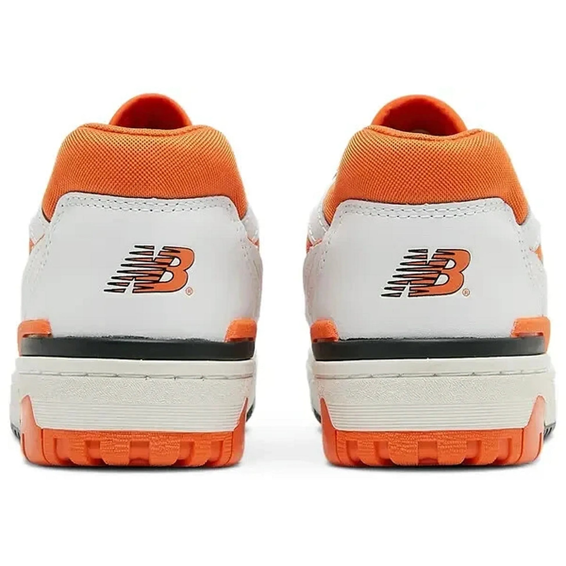 New Balance 550 Syracuse – Rückansicht des weißen Ledersneakers mit orangefarbenem Futter und gesticktem New-Balance-Logo auf der Ferse.