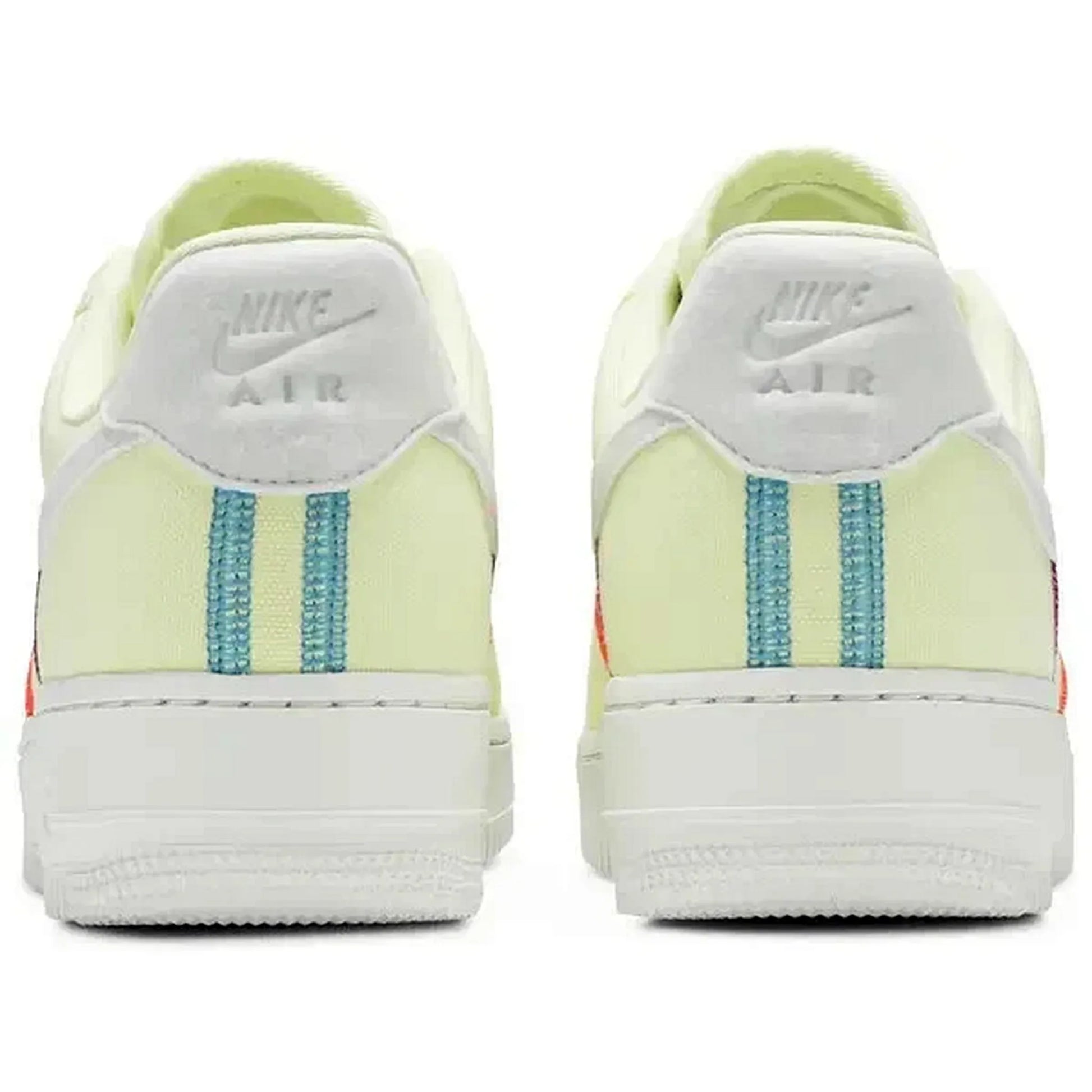 Nike Air Force 1 LX Wmns Life Lime Damen Sneaker in Hellgrün mit blauen Fersenstreifen und weißem Nike Air Logo, Rückansicht auf weißem Hintergrund