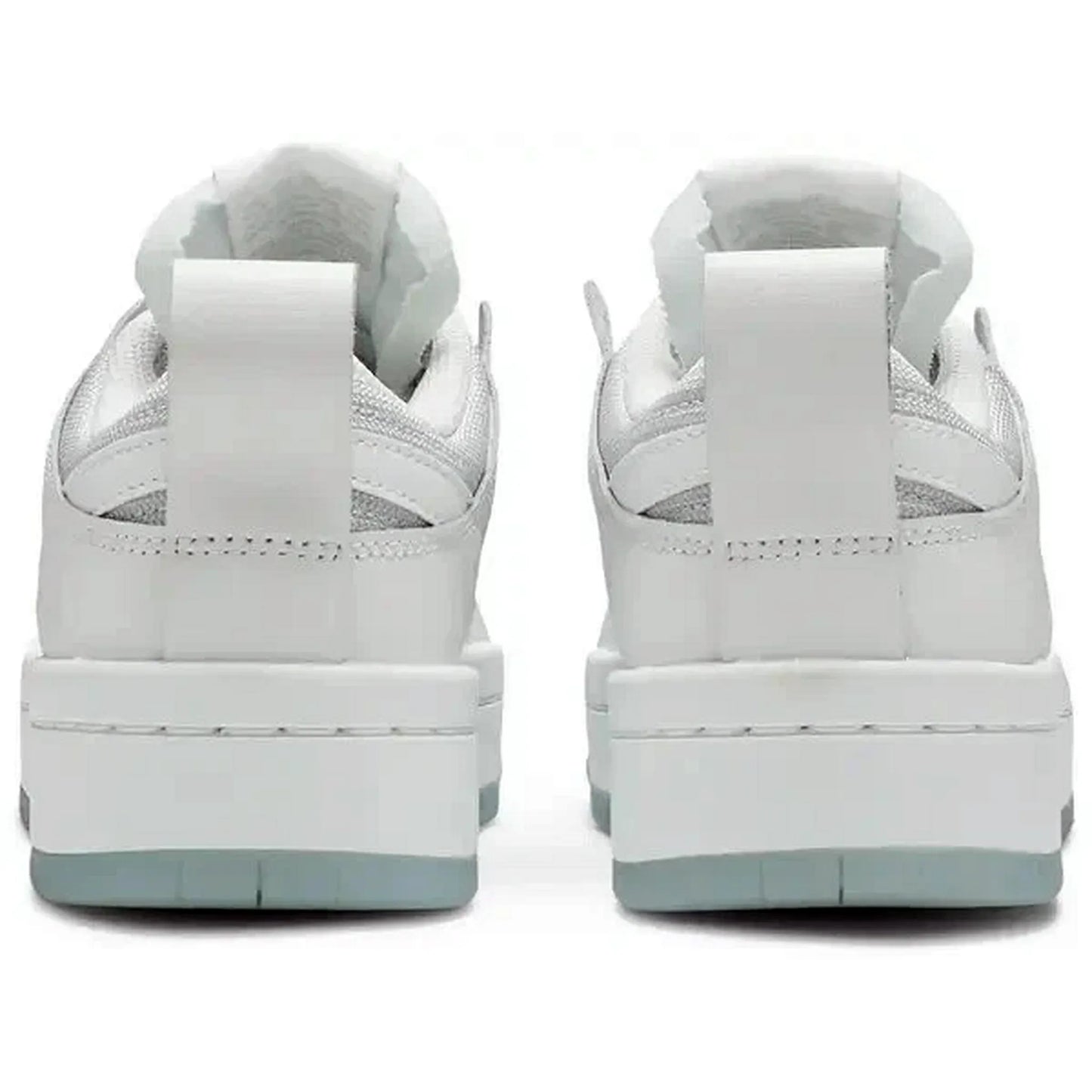 Nike Dunk Low Disrupt Wmns Photon Dust – Rückansicht des weißen Damen-Sneakers mit breiter Ferse, Zuglasche und heller Sohle auf weißem Hintergrund