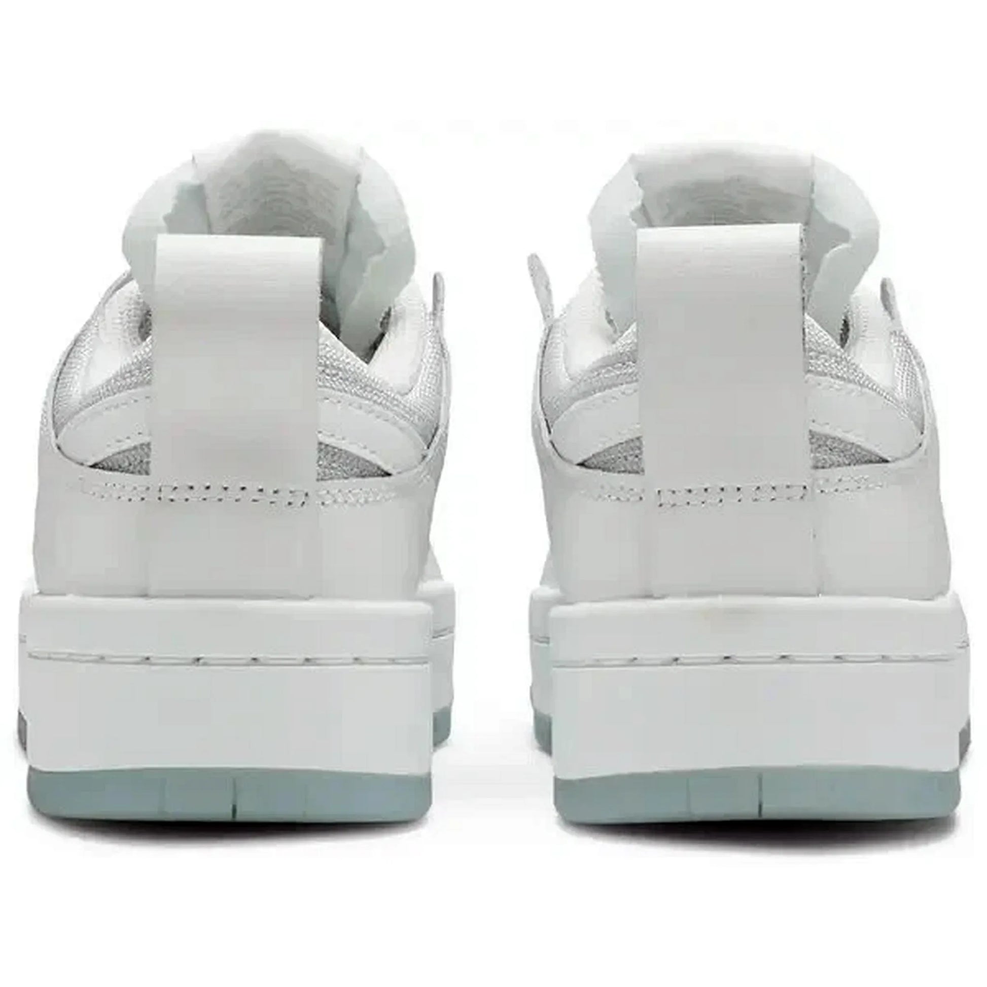 Nike Dunk Low Disrupt Wmns Photon Dust – Rückansicht des weißen Damen-Sneakers mit breiter Ferse, Zuglasche und heller Sohle auf weißem Hintergrund