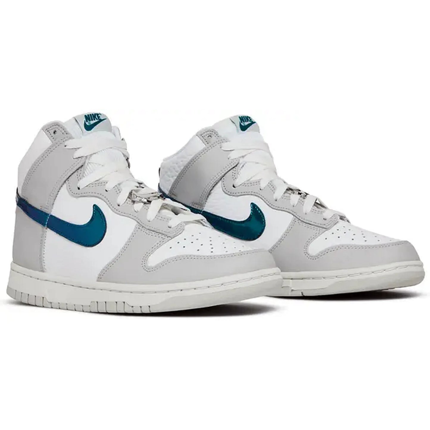 Nike Dunk High FLS – Vorderseitige Perspektive des weißen und grauen High-Top-Sneakers mit glänzend türkisfarbenem Swoosh, weißen Schnürsenkeln und heller Außensohle auf weißem Hintergrund