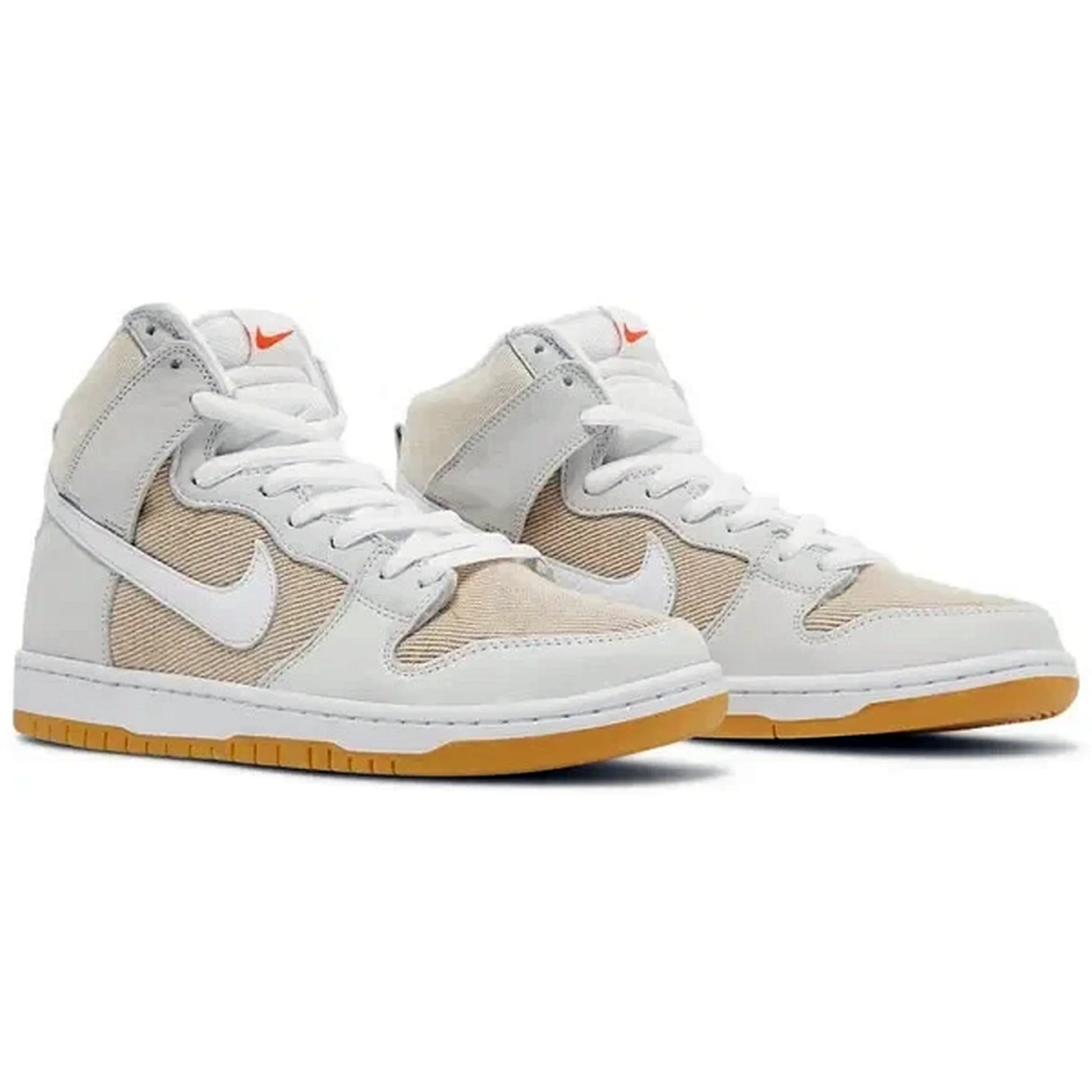 Nike SB Dunk High Pro ISO Orange Label Unbleached Natural – Paaransicht des beigen High-Top-Sneakers mit weißem Swoosh, hellem Canvas-Obermaterial und brauner Gum-Sohle auf weißem Hintergrund.