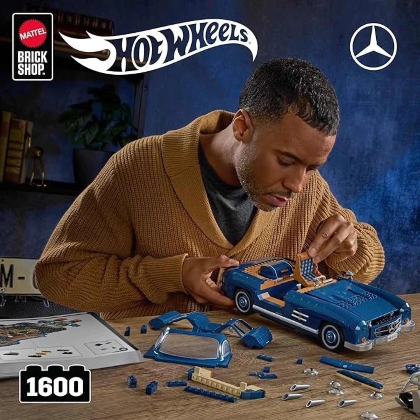 Mattel Brick Shop Premium Series – erwachsener Modellbauer setzt ein detailreiches blaues Mercedes-Benz Hot Wheels Sammlermodell aus über 1600 Teilen zusammen, hochwertiges Bau-Set für Sammler.