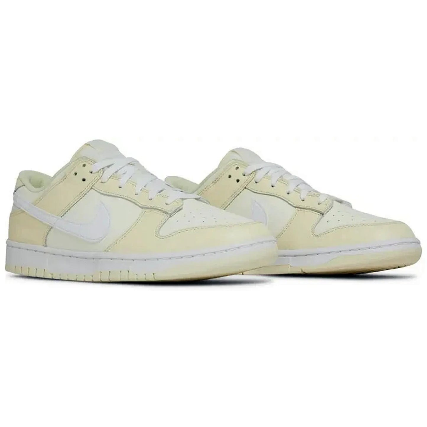 Nike Dunk Low Coconut Milk – Paaransicht der cremefarbenen Low-Top-Sneaker mit weißen Details, weichem Leder und minimalistischer Silhouette auf weißem Hintergrund