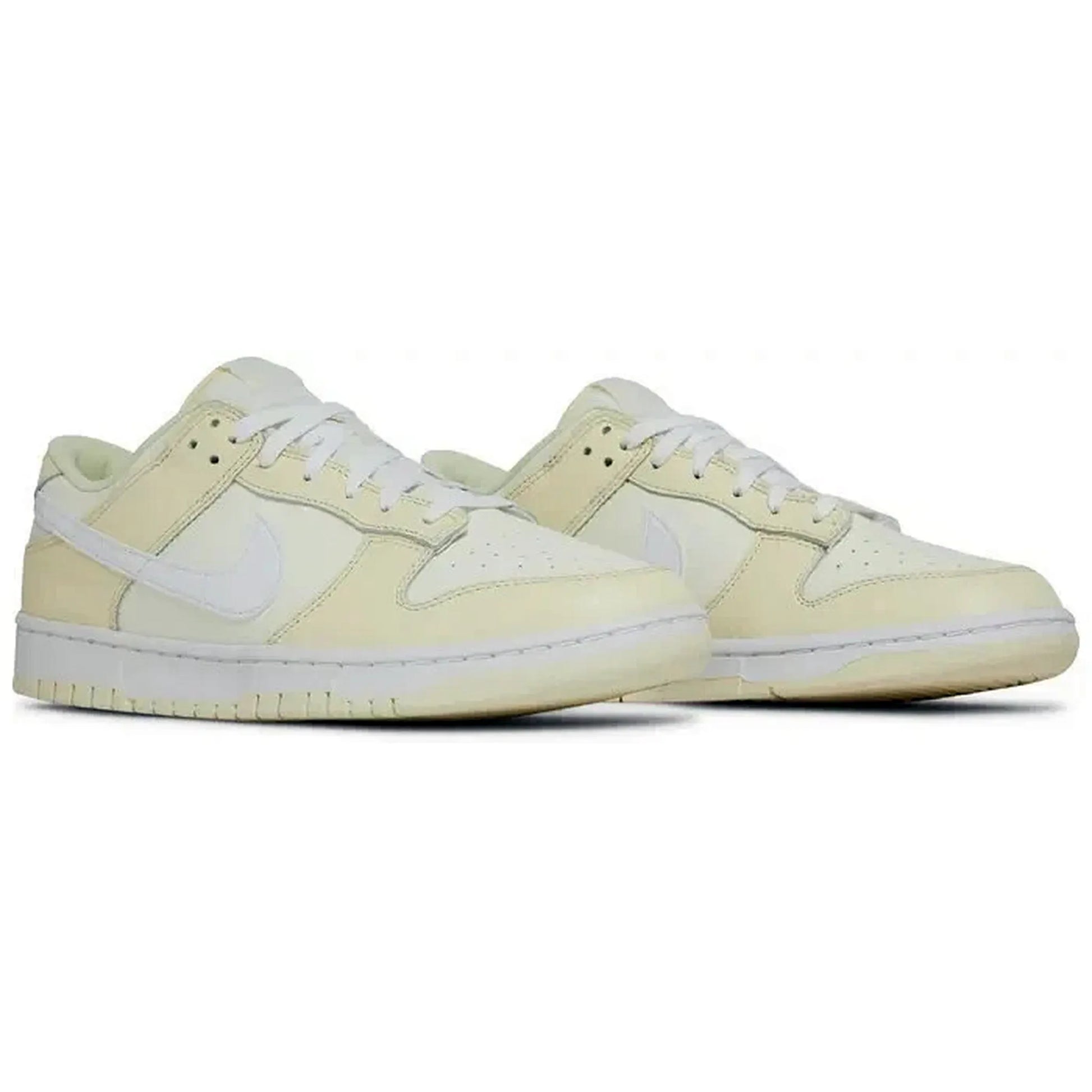 Nike Dunk Low Coconut Milk – Paaransicht der cremefarbenen Low-Top-Sneaker mit weißen Details, weichem Leder und minimalistischer Silhouette auf weißem Hintergrund