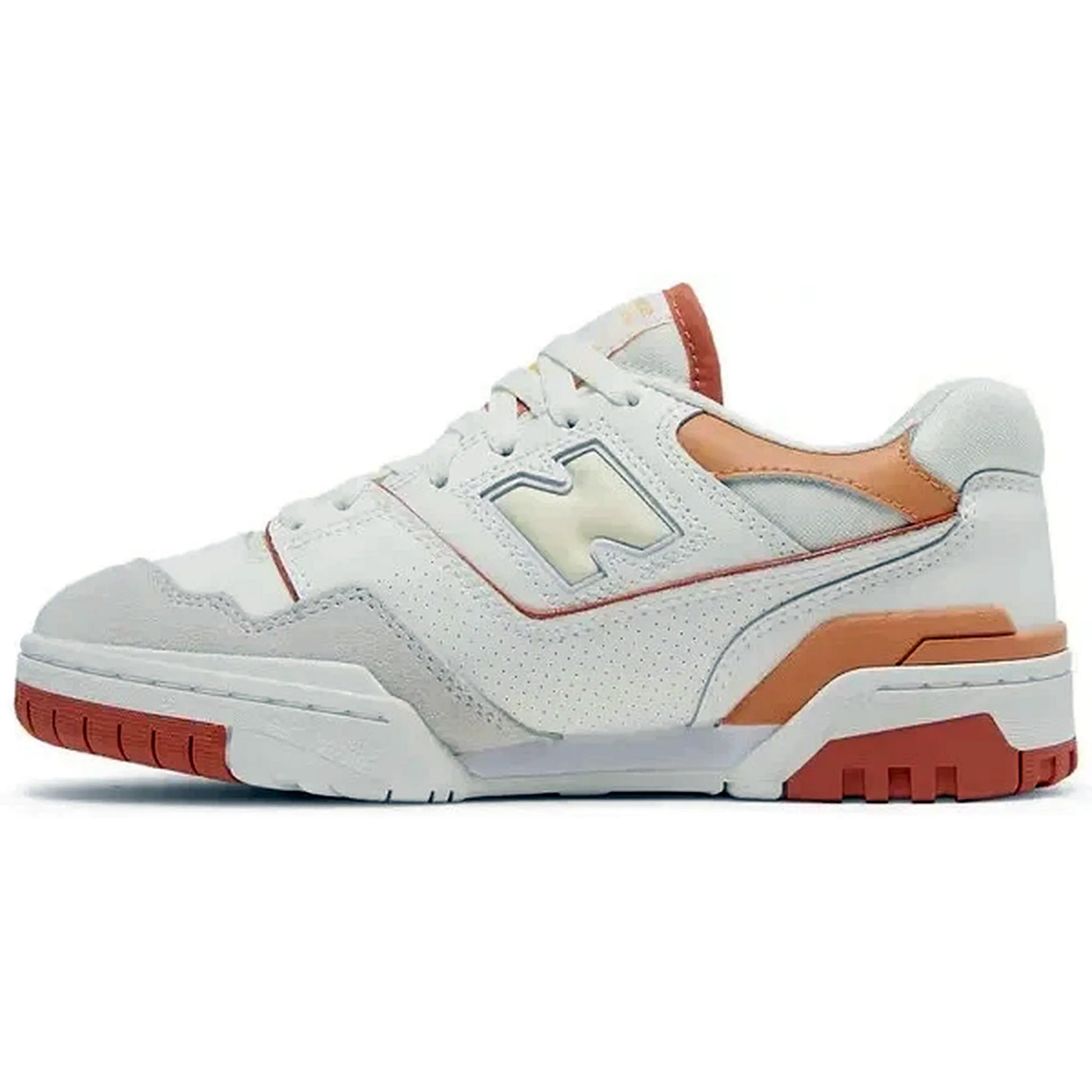 New Balance 550 Wmns Au Lait – Seitliche Ansicht des weißen Damen-Sneakers mit beigen und braunen Wildleder-Details, perforiertem Obermaterial und klassischem „N“-Logo auf weißer Gummisohle.