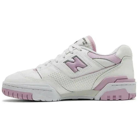 New Balance 550 Wmns White Bubblegum Pink – Damen-Sneaker in Weiß mit rosafarbenen Details, perforiertem Obermaterial und klassischem 550-Logo, Seitenansicht mit Fokus auf das feminine Retro-Design.