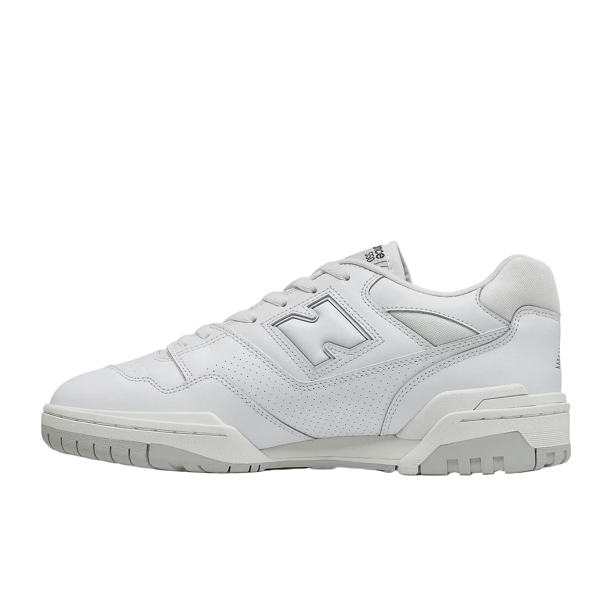 New Balance 550 White Grey – Seitenansicht des minimalistischen Retro-Sneakers mit weiß-grauer Farbgebung, perforiertem Leder und klassischem „N“-Logo für zeitlosen Streetwear-Stil.