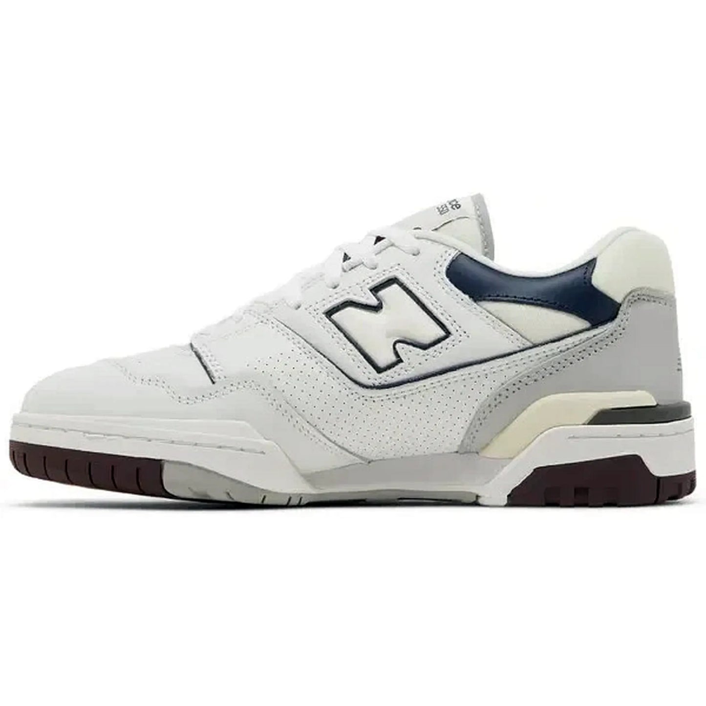 New Balance 550 White Natural Indigo Burgundy – Weiße Leder-Sneaker-Seitenansicht mit navyblauen Details, perforierten Einsätzen und Retro-Sohle in Grau und Bordeaux für einen klassischen Streetwear-Stil.