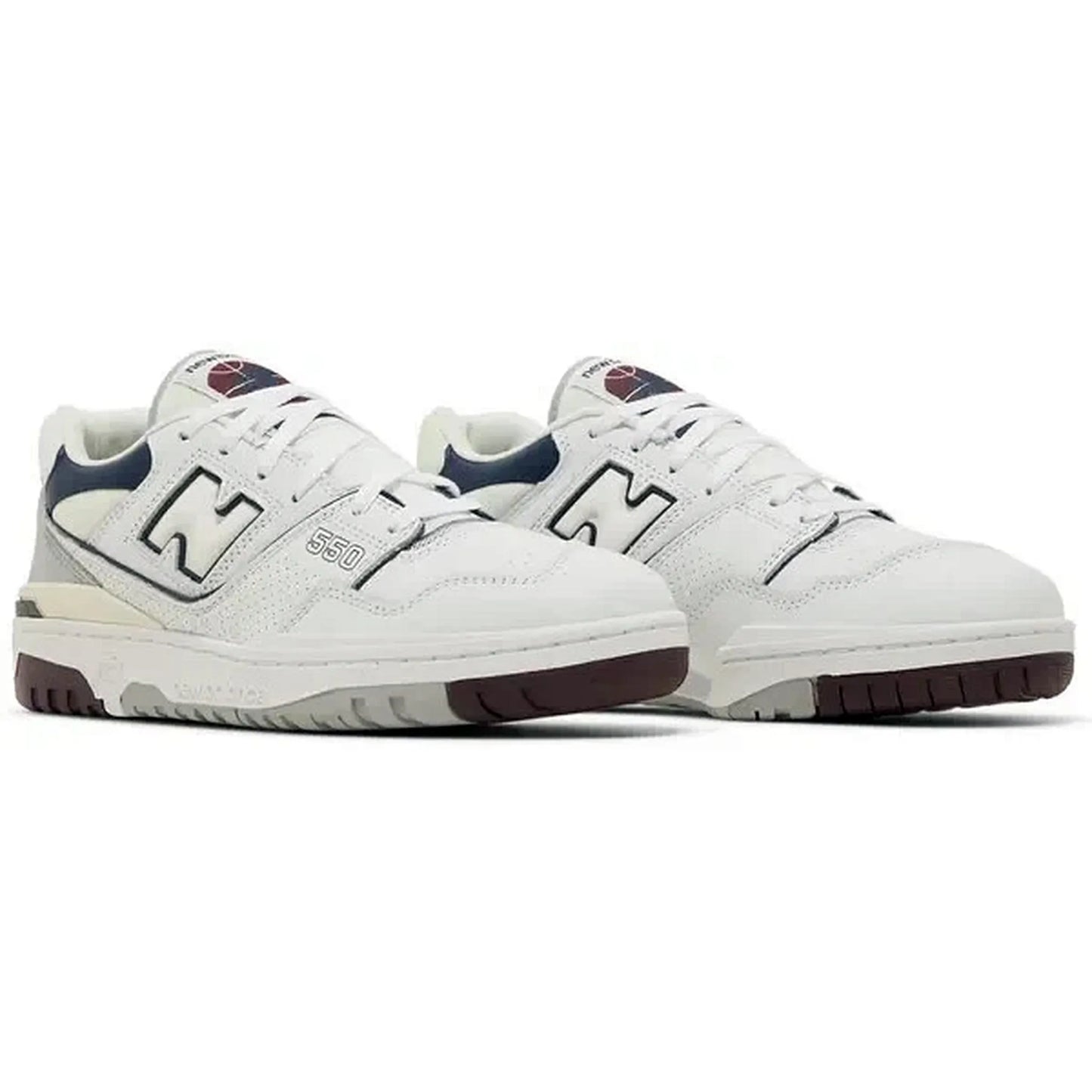 New Balance 550 White Natural Indigo Burgundy – Vorderseitige Perspektive des weißen Retro-Sneakers mit navyblauen und bordeauxfarbenen Akzenten, Leder-Obermaterial und klassischem 550-Branding.