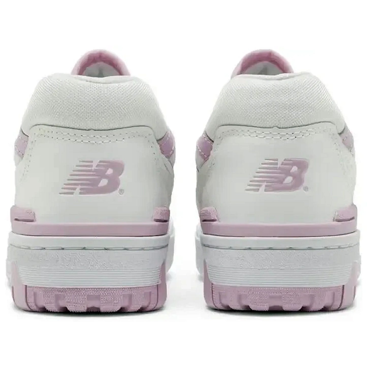 New Balance 550 Wmns White Bubblegum Pink – Rückansicht des weißen Damen-Sneakers mit rosafarbenem NB-Logo, hellrosa Fersenpartie und Retro-Laufsohle im klassischen 550-Design.