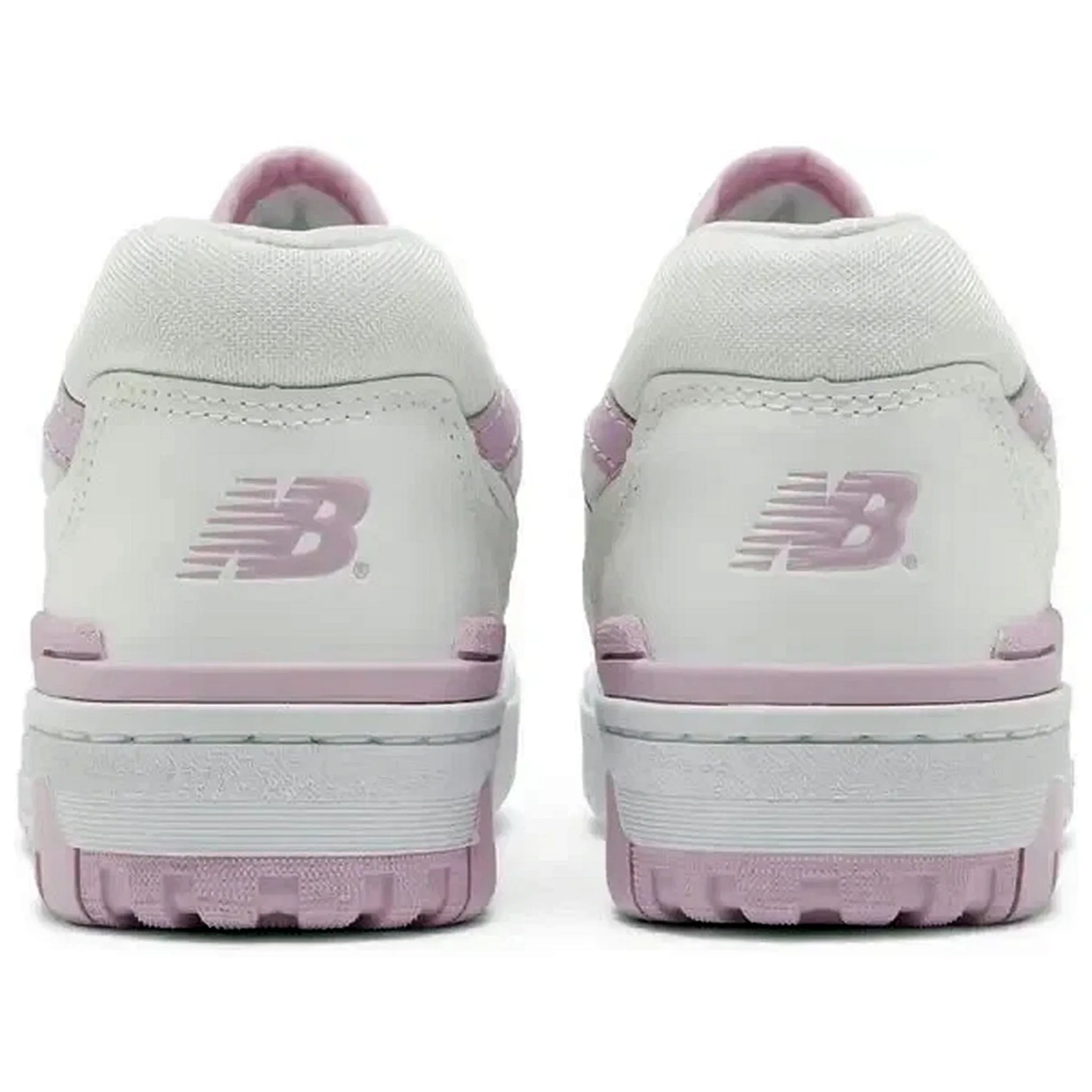 New Balance 550 Wmns White Bubblegum Pink – Rückansicht des weißen Damen-Sneakers mit rosafarbenem NB-Logo, hellrosa Fersenpartie und Retro-Laufsohle im klassischen 550-Design.