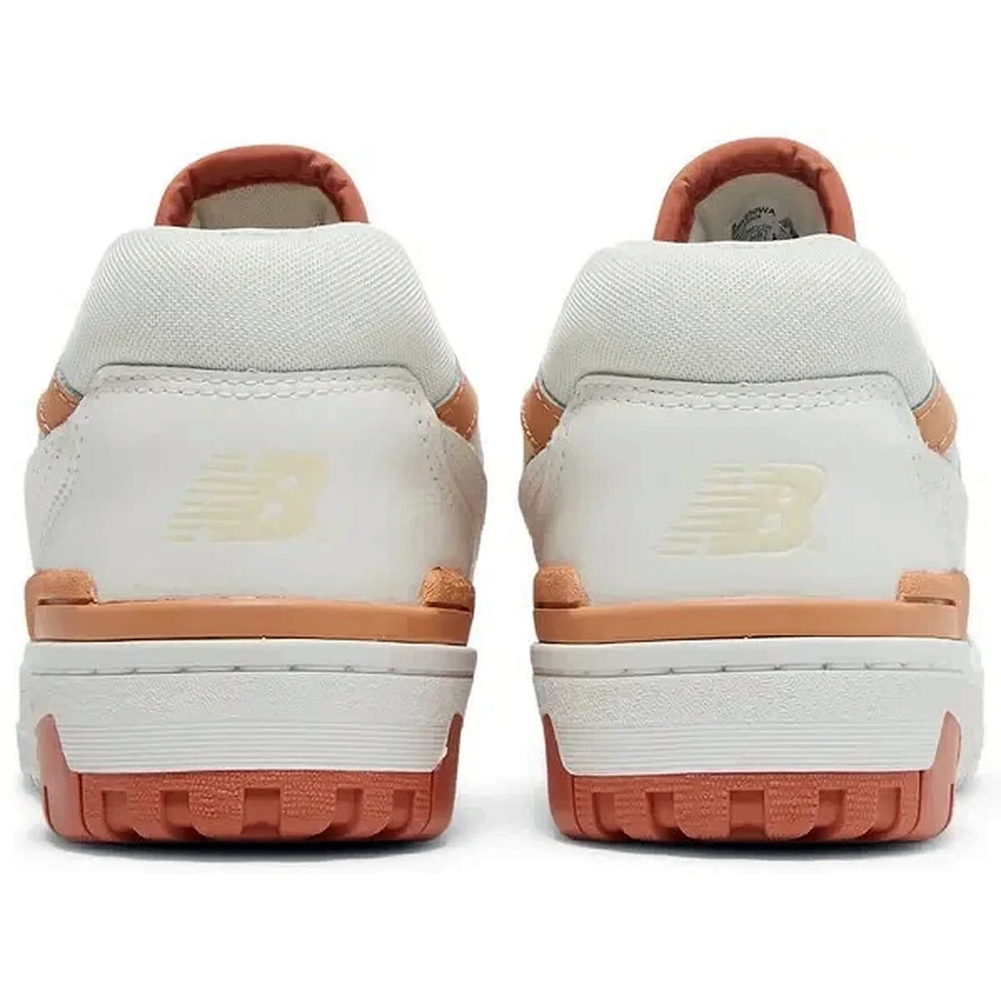 New Balance 550 Wmns Au Lait – Rückansicht der weißen Damen-Sneaker mit beigen und karamellfarbenen Akzenten, geprägtem „NB“-Logo und zweifarbiger Retro-Gummisohle.