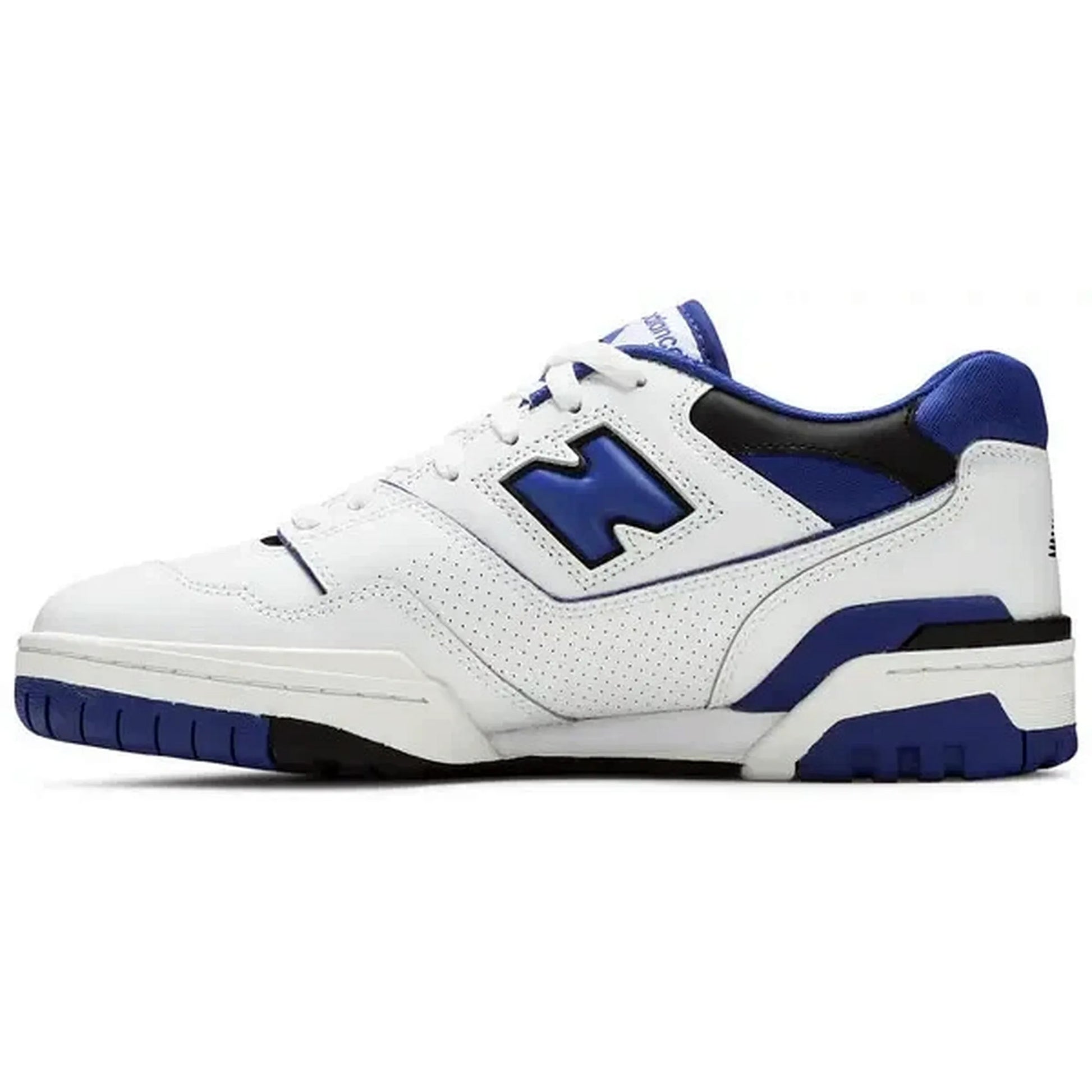 New Balance 550 White Blue – Seitenansicht des Sneakers in Weiß mit navyblauen Details und perforiertem Leder, klassisches Retro-Design mit sportlicher Silhouette.