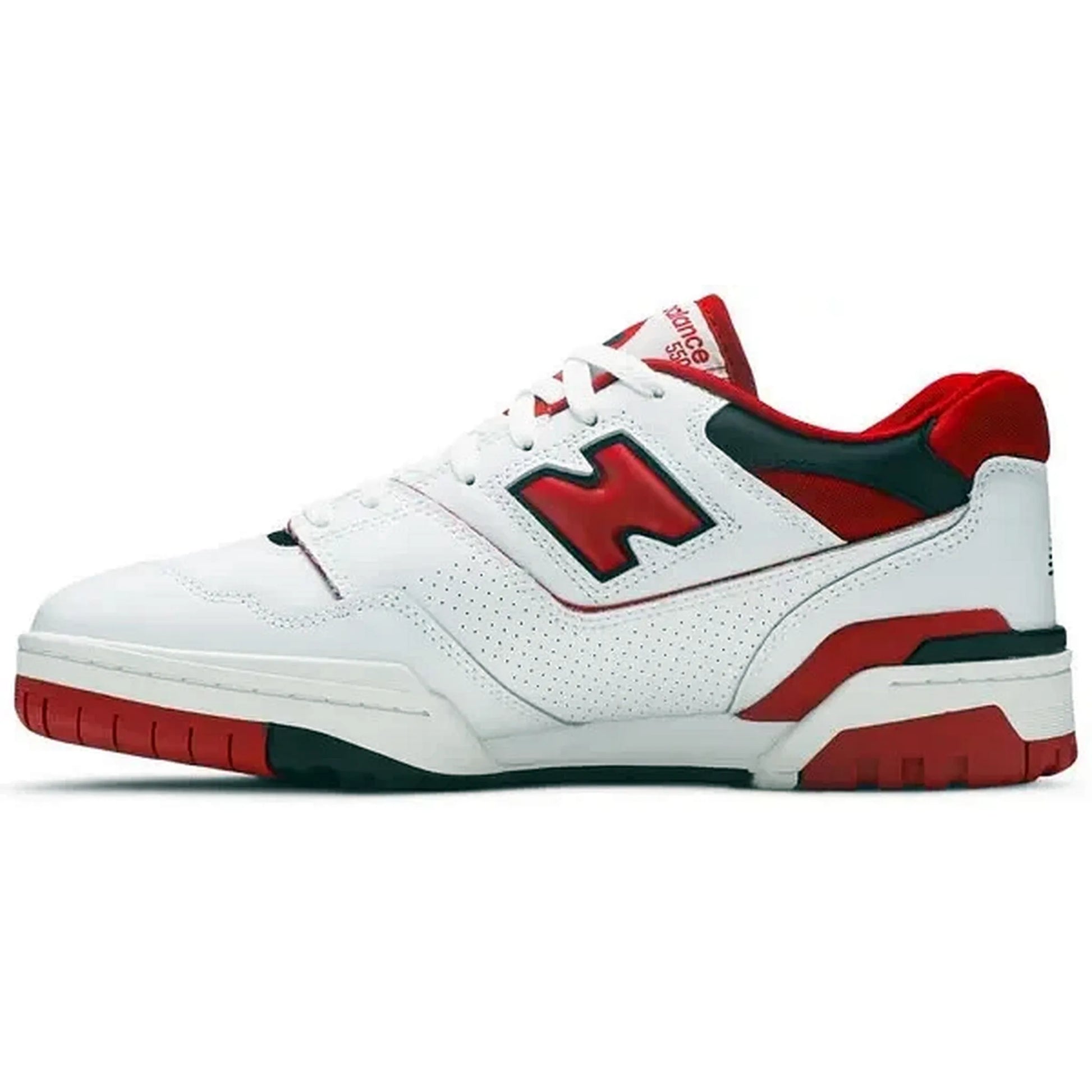New Balance 550 White Red – Weiße Retro-Sneaker-Seitenansicht mit roten und dunkelgrünen Details, perforiertem Leder, rotem „N“-Logo und markanter Sohle im klassischen Basketball-Look.