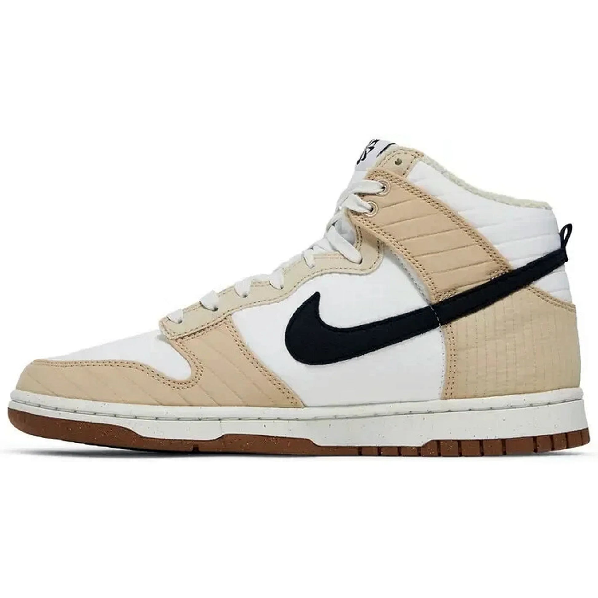 Nike Dunk High Next Nature Toasty Rattan – Seitenansicht des nachhaltigen High-Top-Sneakers in Beige und Weiß mit schwarzem Nike Swoosh und brauner Gummisohle