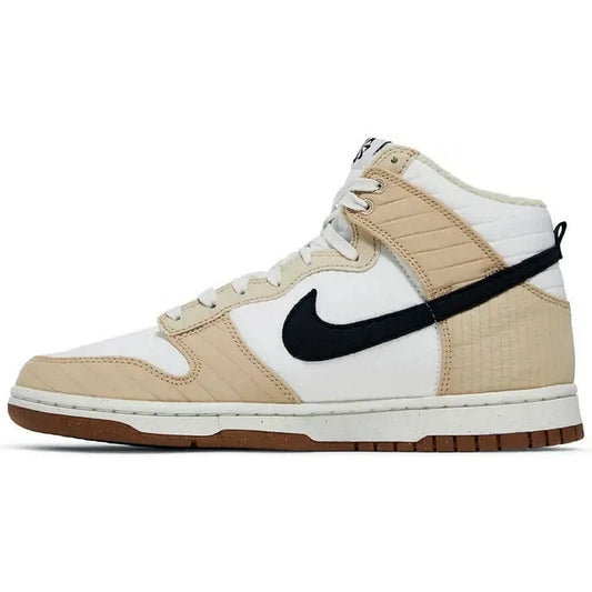 Nike Dunk High Next Nature Toasty Rattan – Seitenansicht des nachhaltigen High-Top-Sneakers in Beige und Weiß mit schwarzem Nike Swoosh und brauner Gummisohle