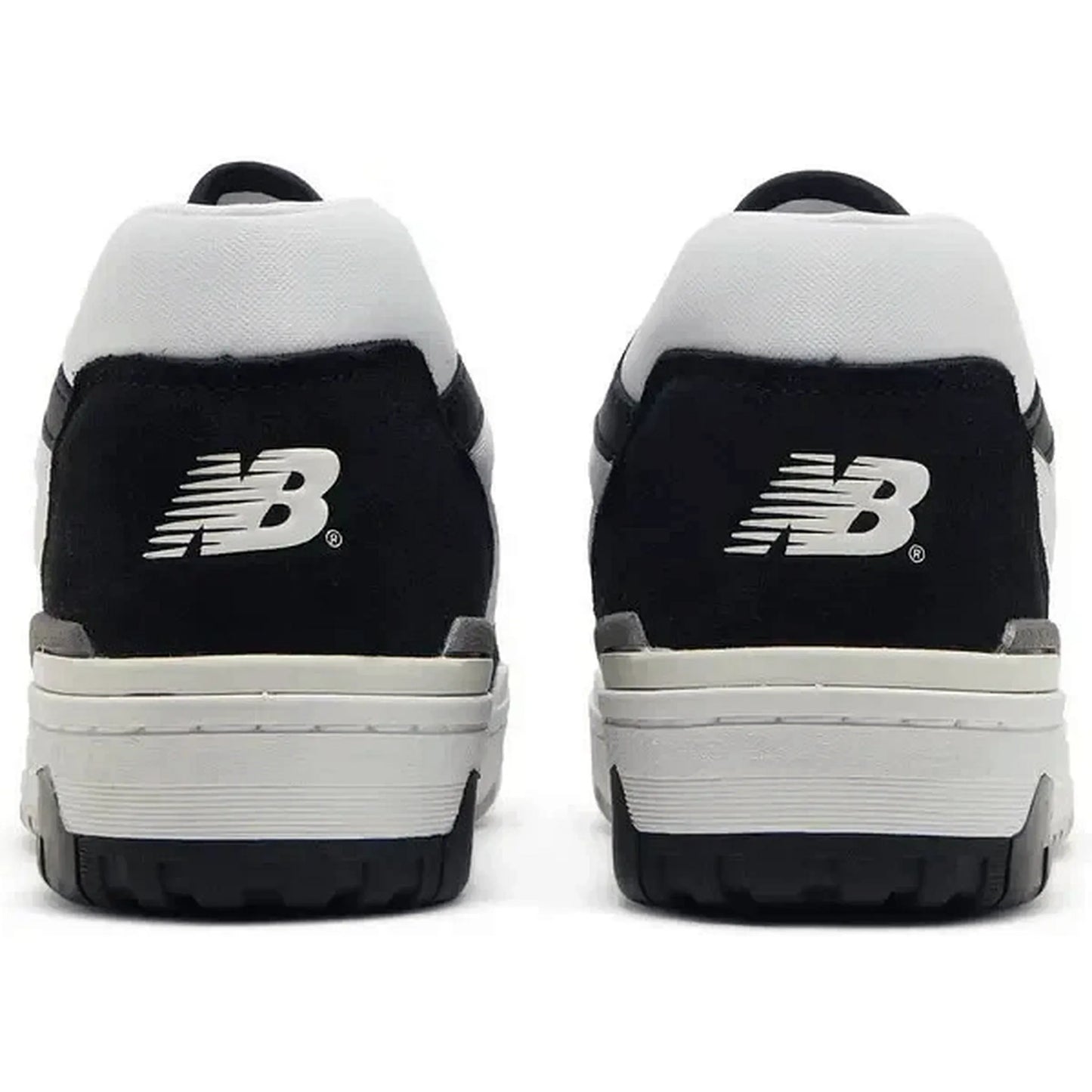 New Balance 550 White Black Rain Cloud – Rückansicht des Sneakers in Weiß und Schwarz mit grauer Ferse und klassischem „NB“-Logo auf der Fersenkappe.