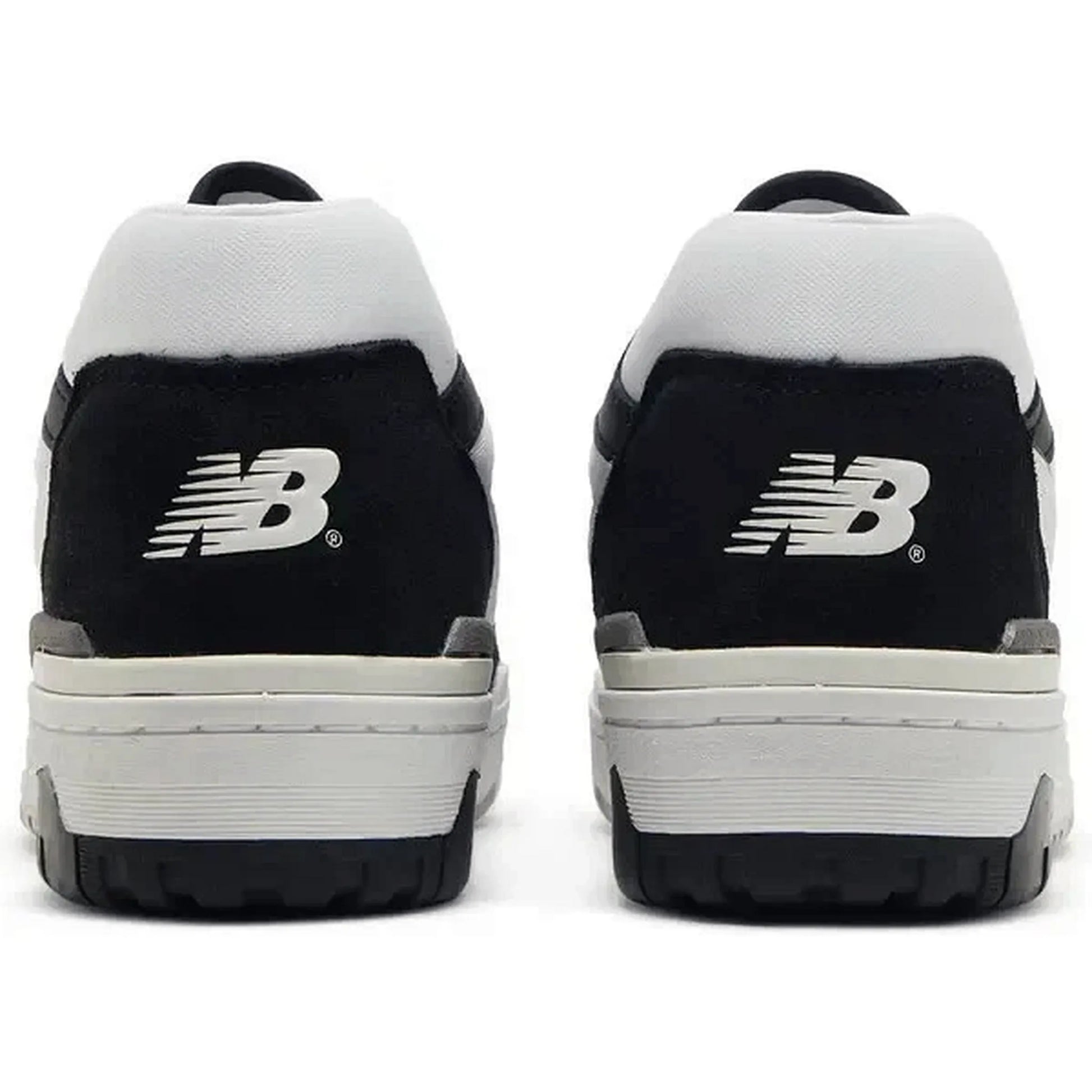 New Balance 550 White Black Rain Cloud – Rückansicht des Sneakers in Weiß und Schwarz mit grauer Ferse und klassischem „NB“-Logo auf der Fersenkappe.