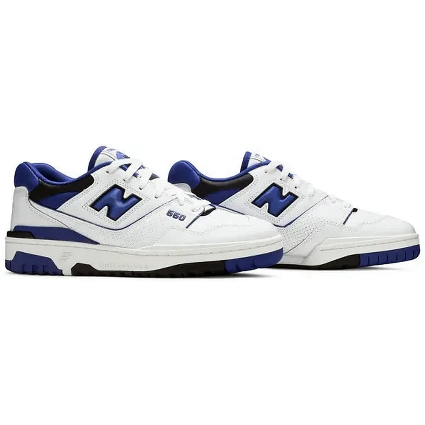 New Balance 550 White Blue – Paaransicht des Retro-Sneakers in Weiß mit blauen Akzenten, perforiertem Obermaterial und klassischem „N“-Logo für einen sportlich-cleanen Look.