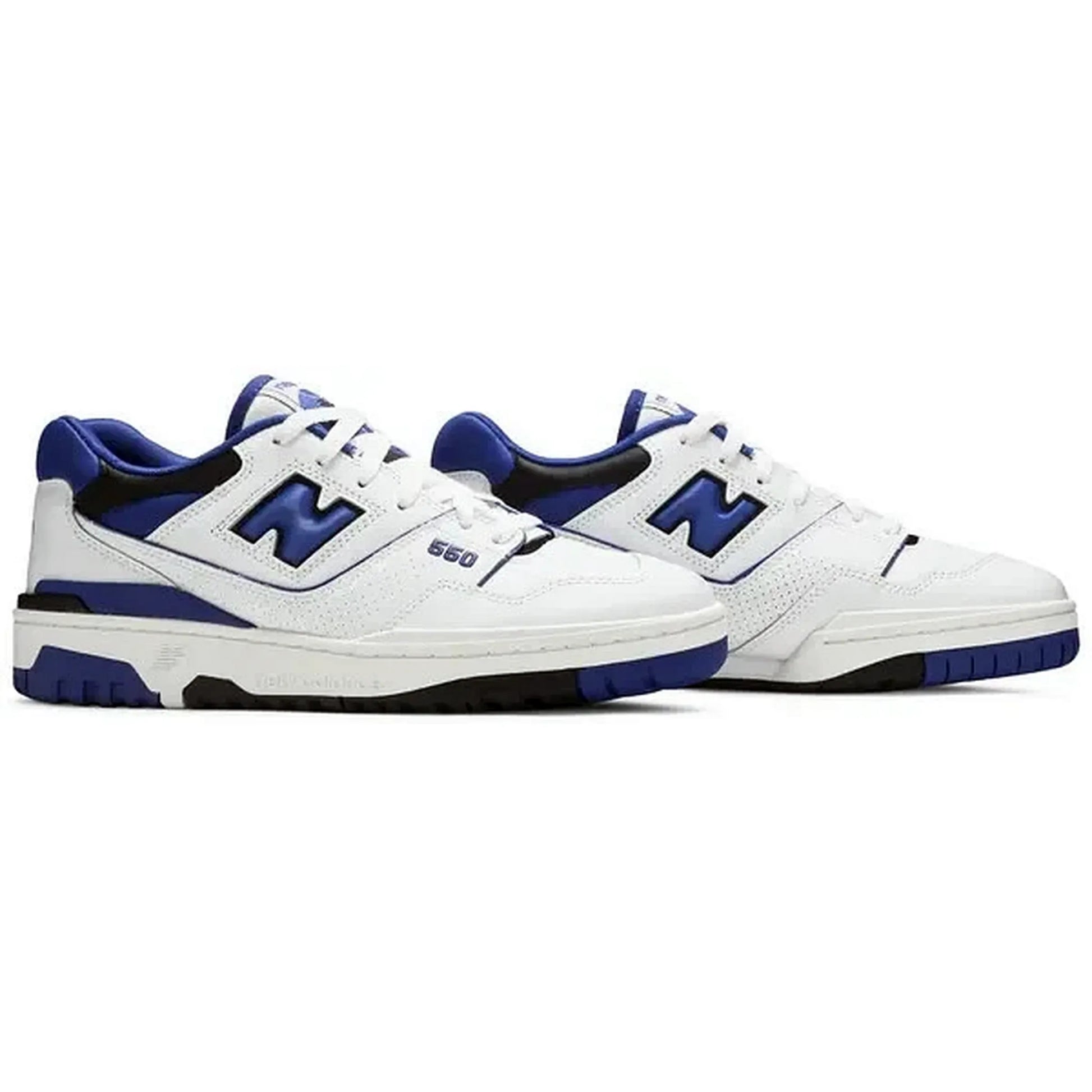 New Balance 550 White Blue – Paaransicht des Retro-Sneakers in Weiß mit blauen Akzenten, perforiertem Obermaterial und klassischem „N“-Logo für einen sportlich-cleanen Look.